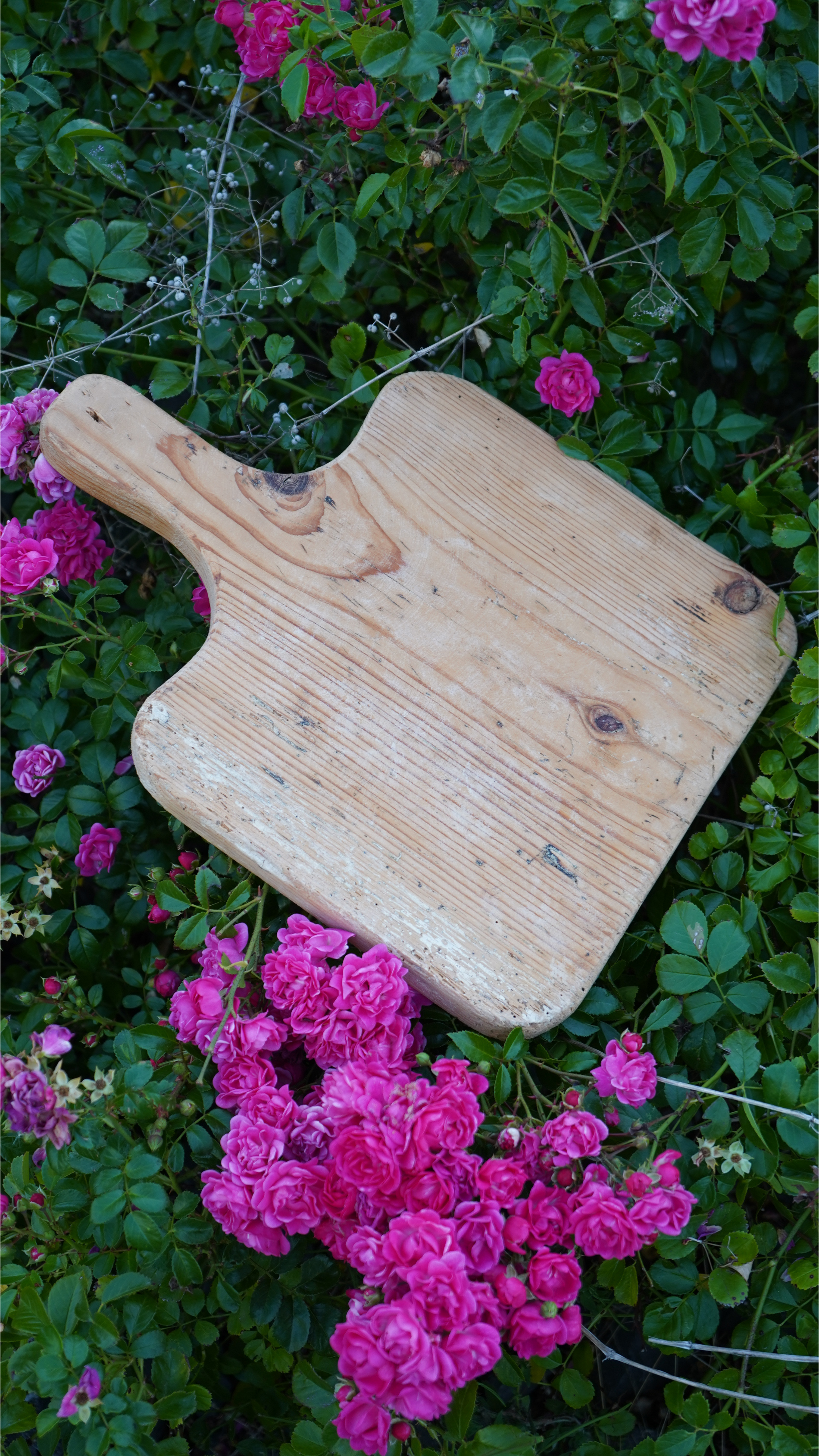 rustikales Vintage-Küchenbrett mit ausdrucksstarker Naturmaserung