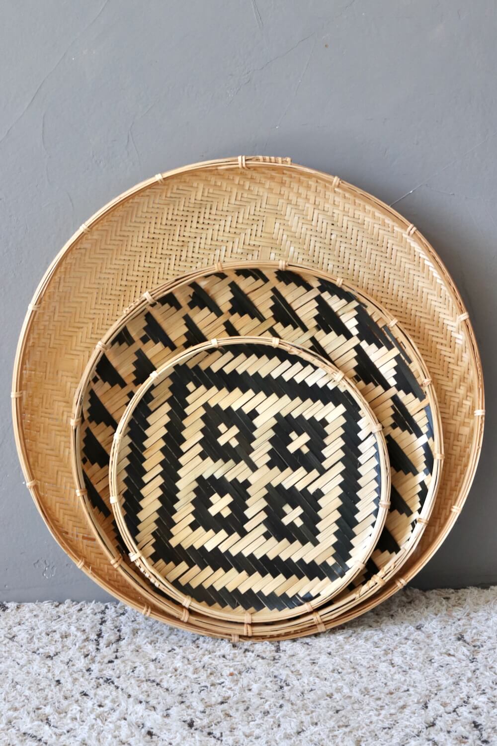Flache Bambusschale mit schwarzem Muster ø40 cm Flache Bambusschale mit schwarzem Muster ø40 cm