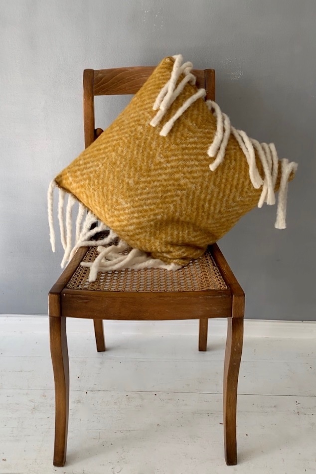 back Kissen Senfgelb mit Fransen, 45x45
