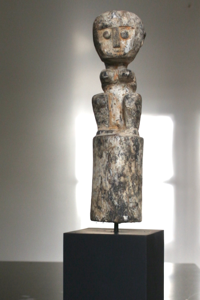 Tribal art timor, holzfigur auf Sockel timor, stammeskunst holz timor, Holzskulptur handgeschnitzt auf Sockel, primitive Kunst timor, primitive art timor, wooden figur on stand timor, kleine statue aus holz Asien, wooden stature tribal art Tribal Art Statue
