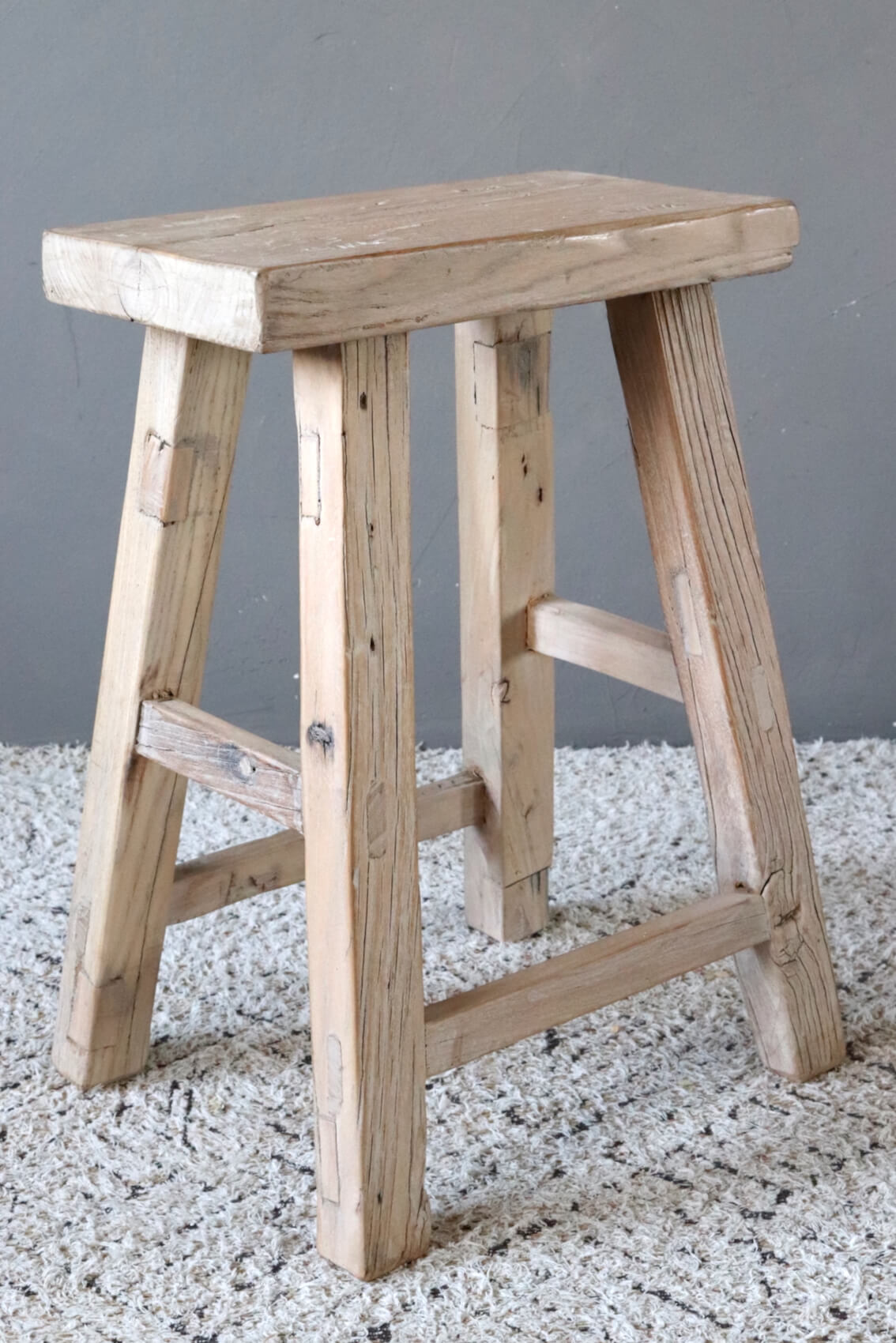 Hocker aus recyceltem Ulmenholz