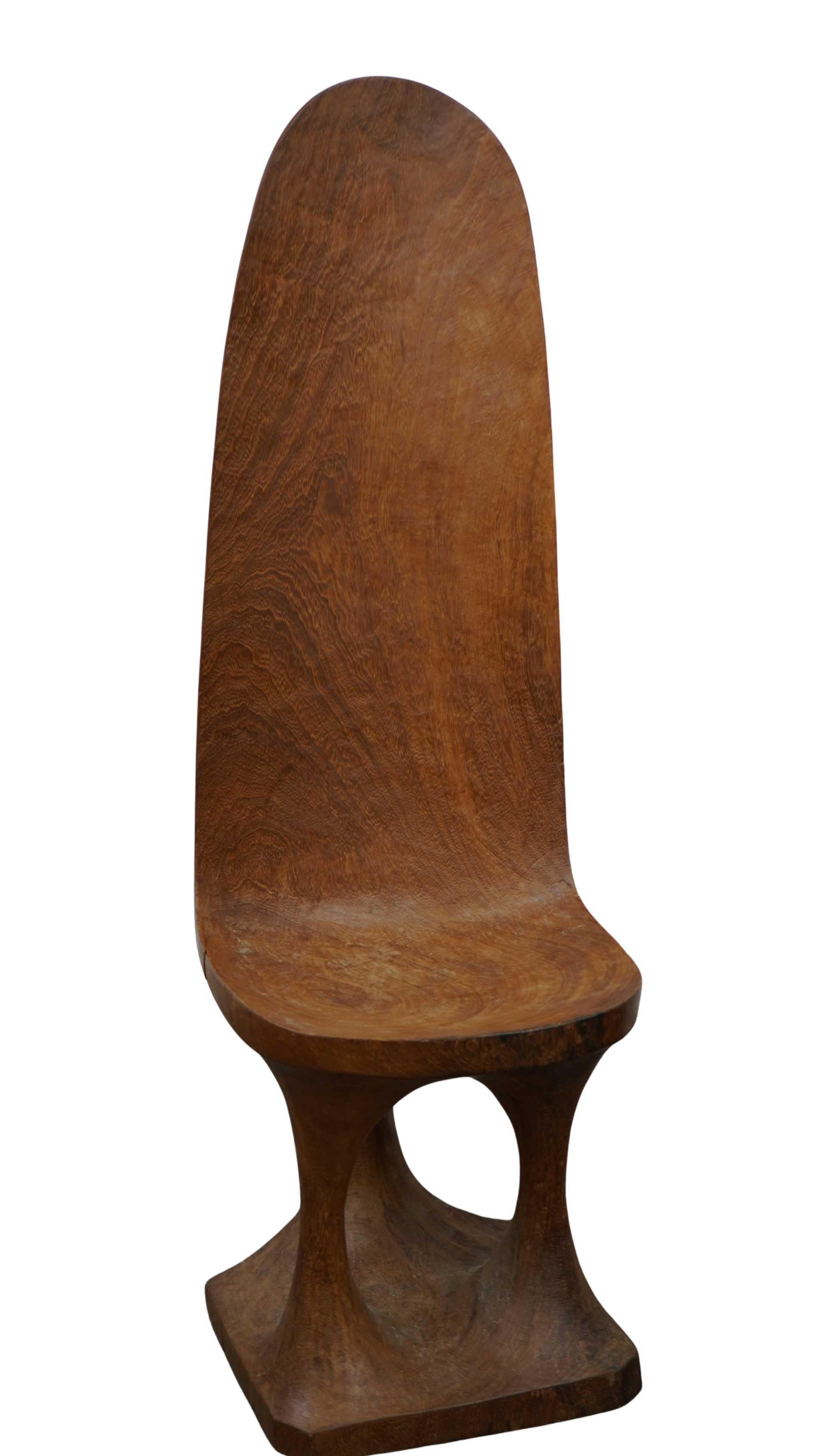 Handgeschnitzter Holzstuhl mit hoher Lehne