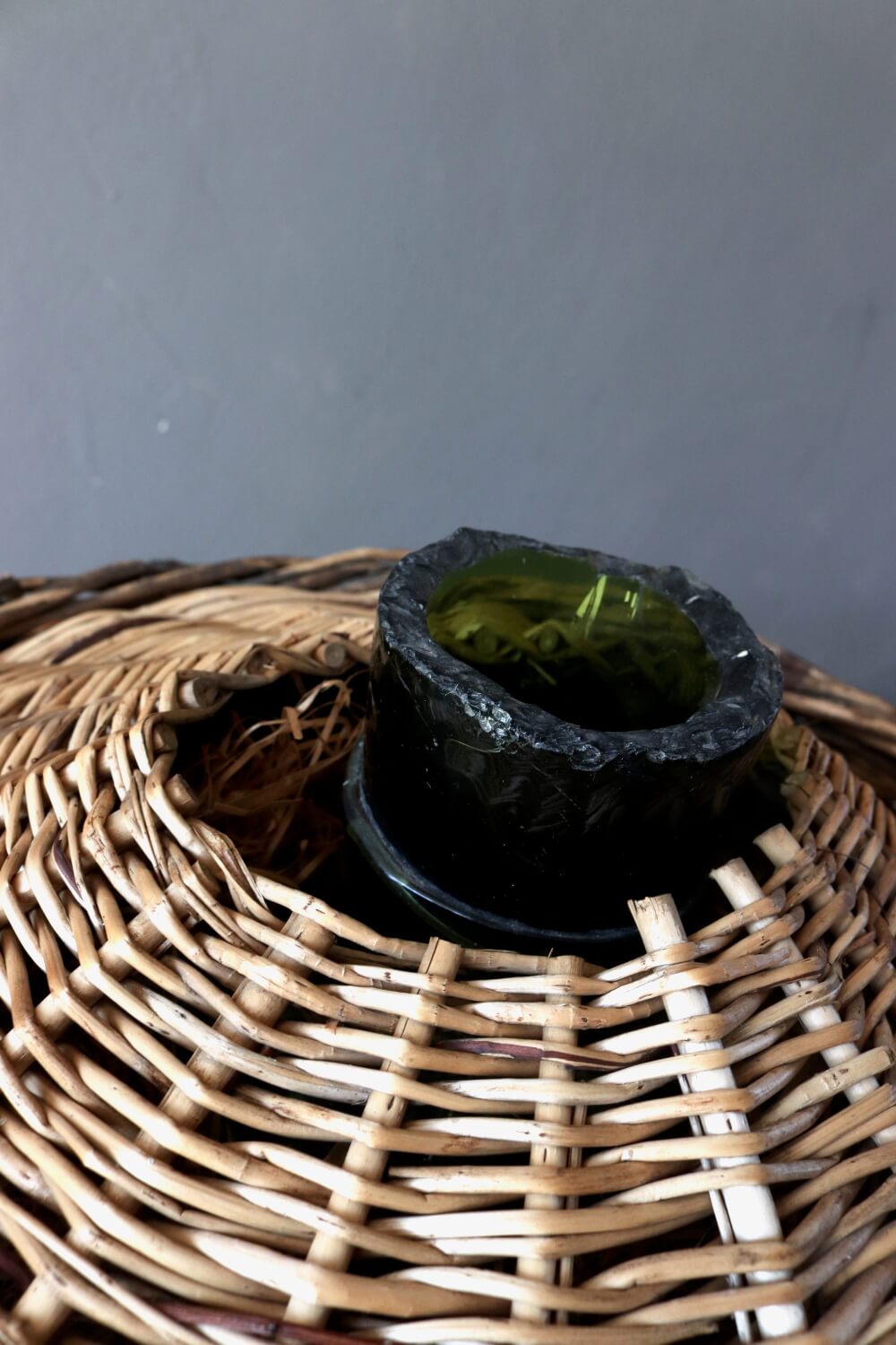 Großer Biedermeier Weinballon im Korb Großer Biedermeier Weinballon im Korb