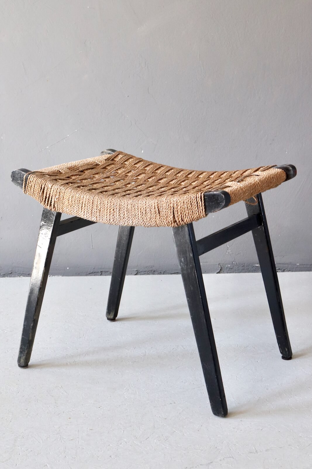 Mid-Century Hocker mit Geflecht