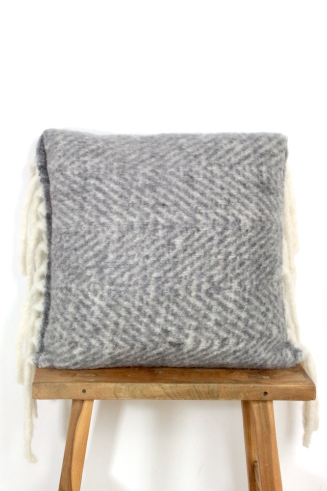 grey wool cushion with fringes Graues Kissen mit Fransen, 45x45