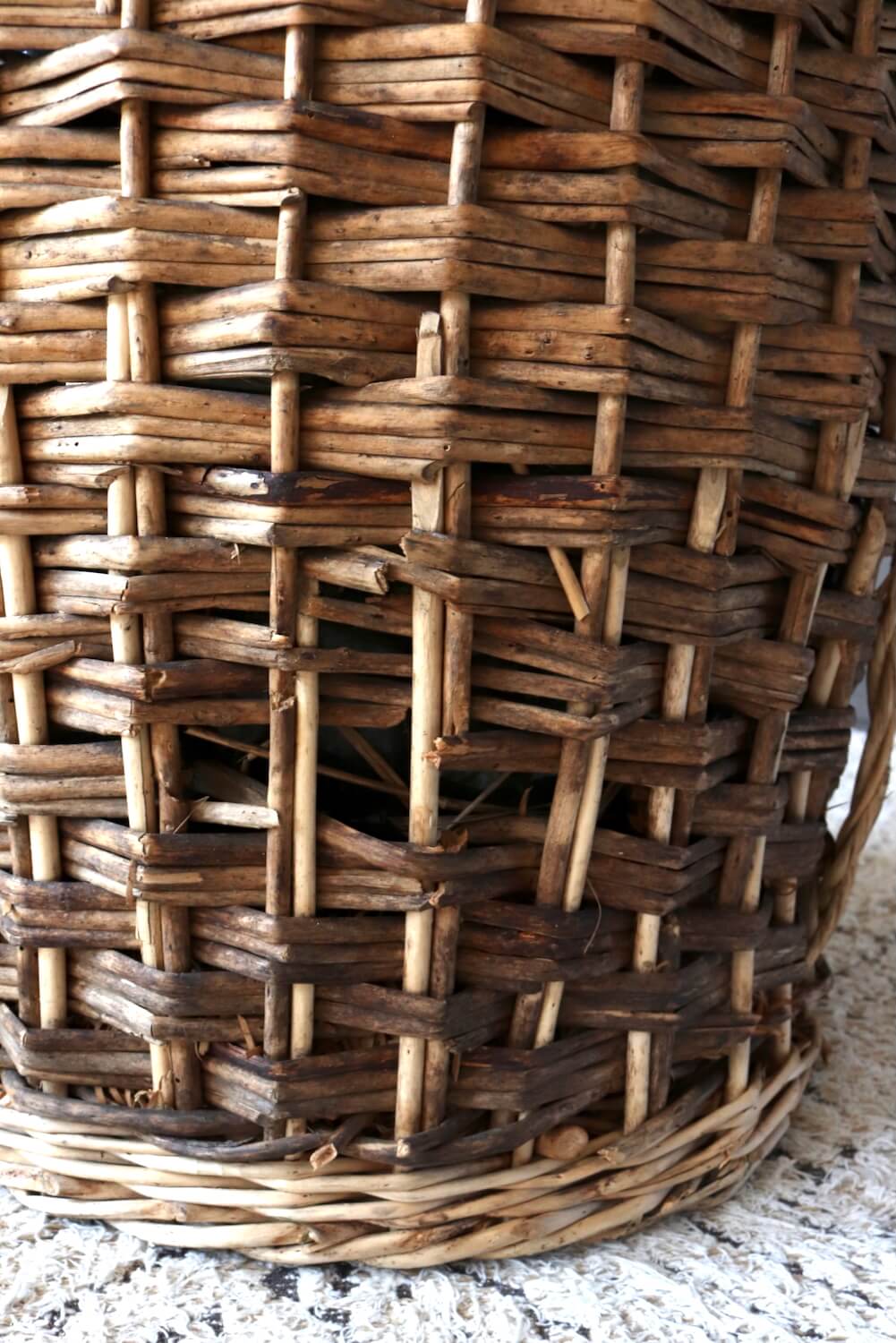 Großer Biedermeier Weinballon im Korb Großer Biedermeier Weinballon im Korb