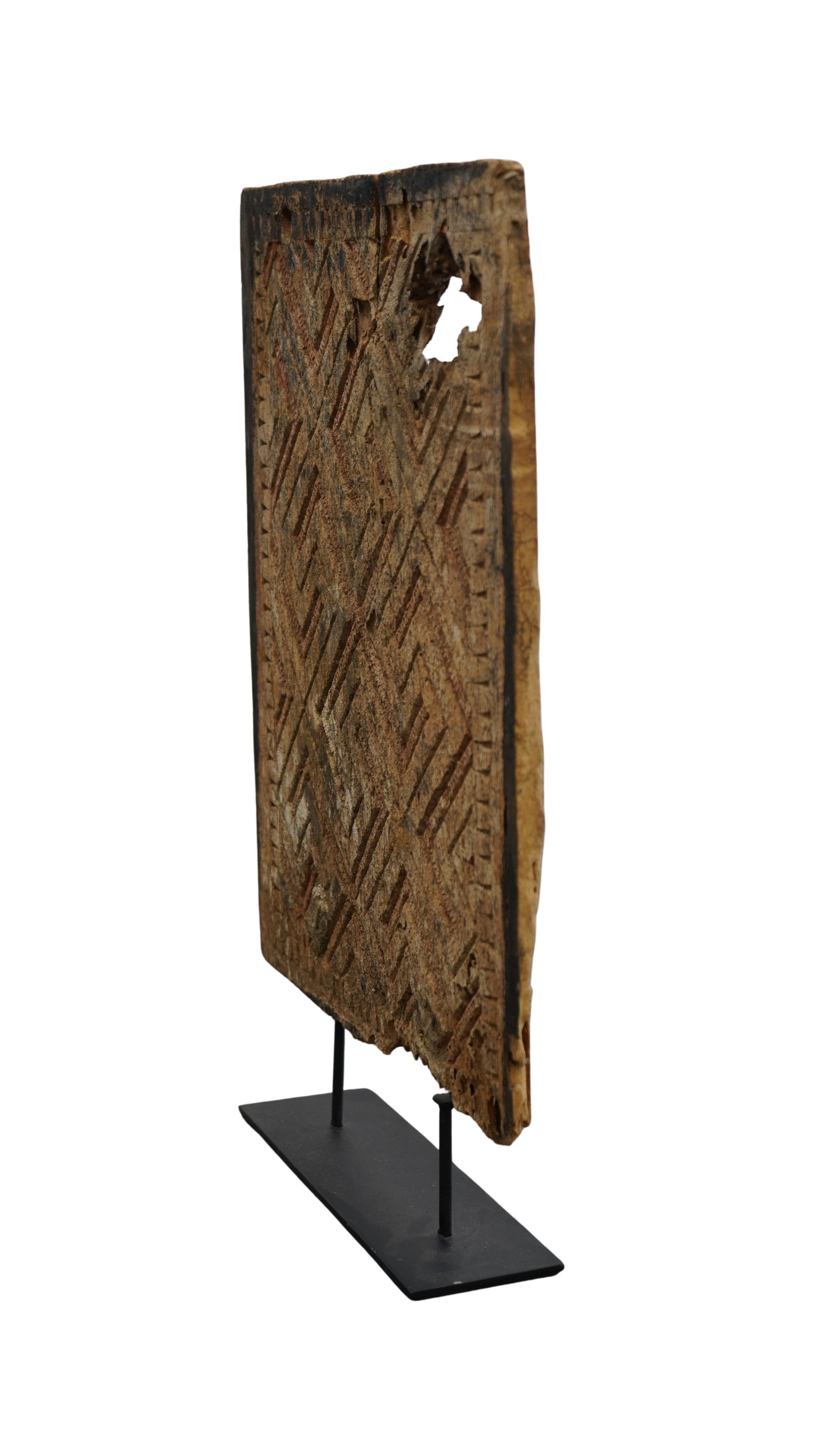 Archaisches Holzrelief mit geometrischer Ornamentik