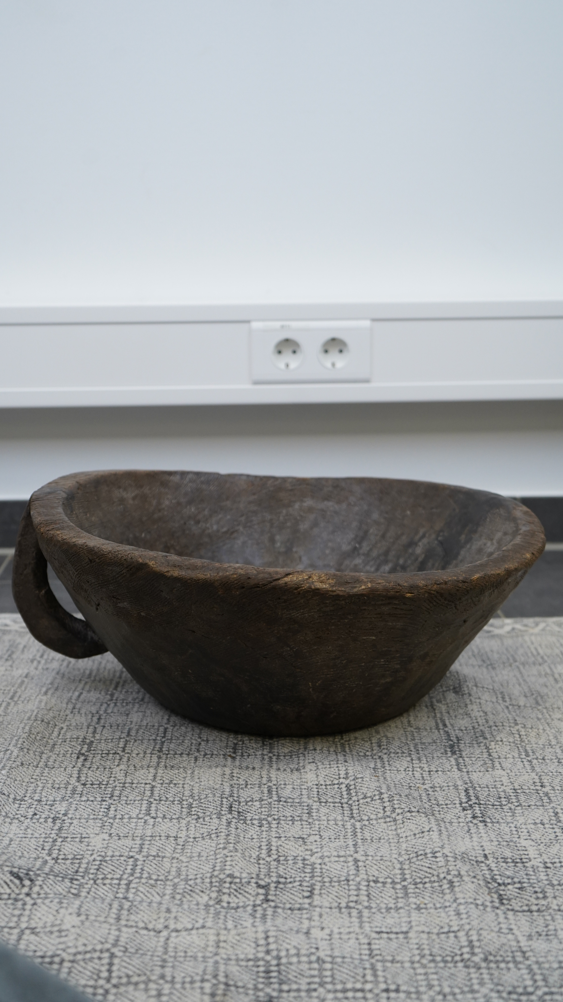 Große Vintage-Holzschale TERRA mit seitlichem Griff – 50 cm