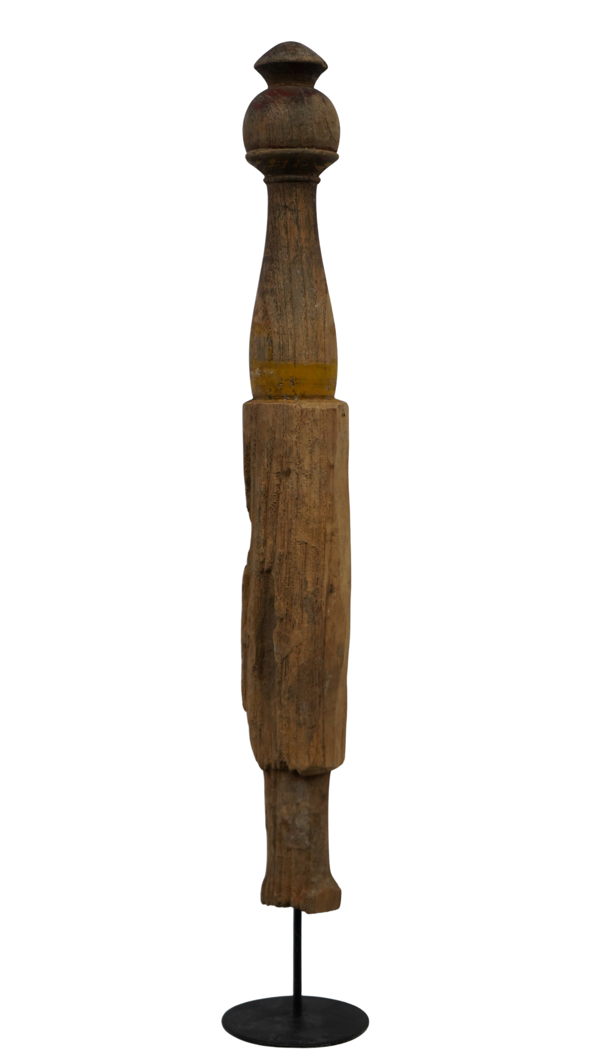 bemaltes Holzfragment auf Stab