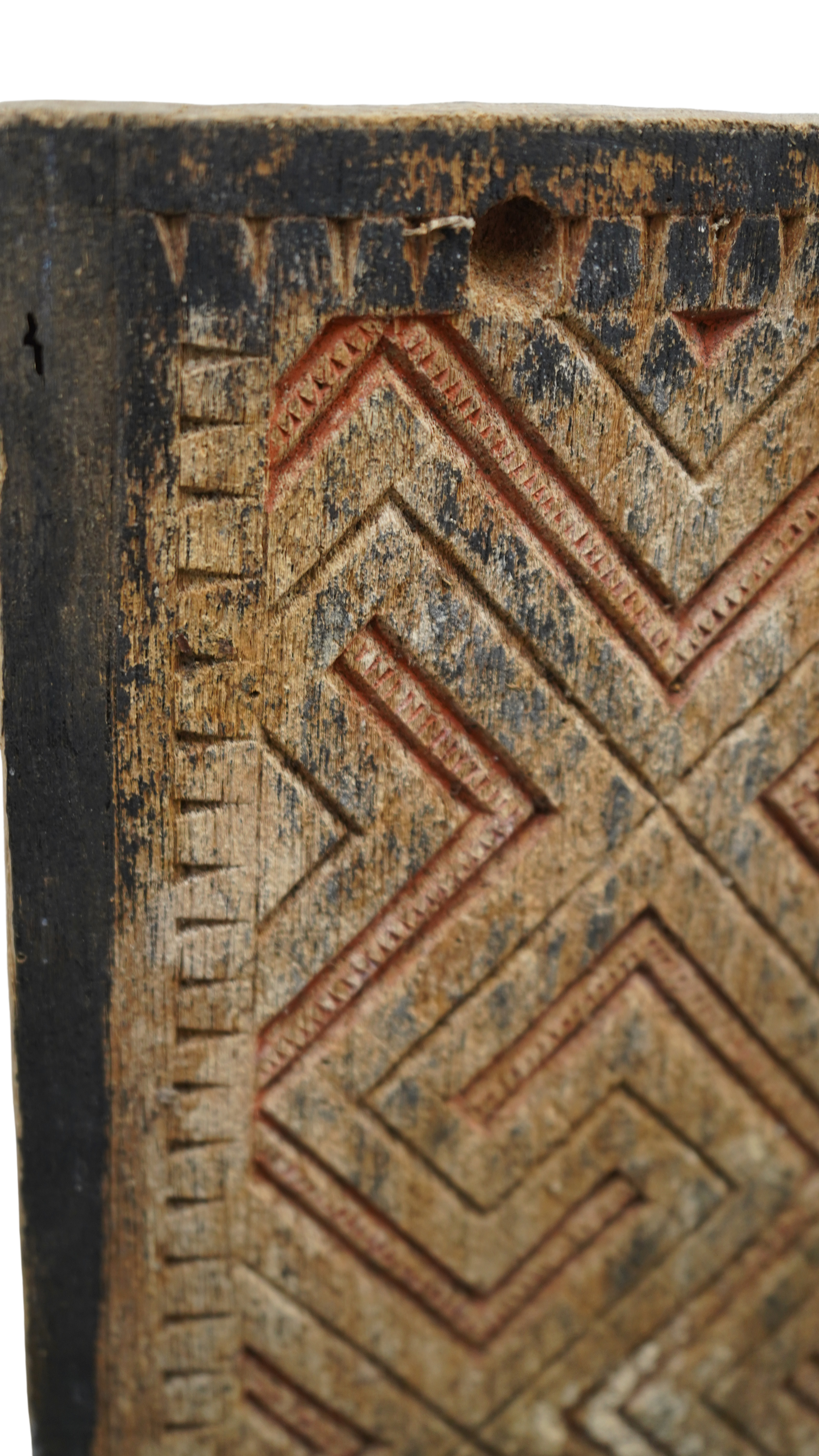 Archaisches Holzrelief mit geometrischer Ornamentik