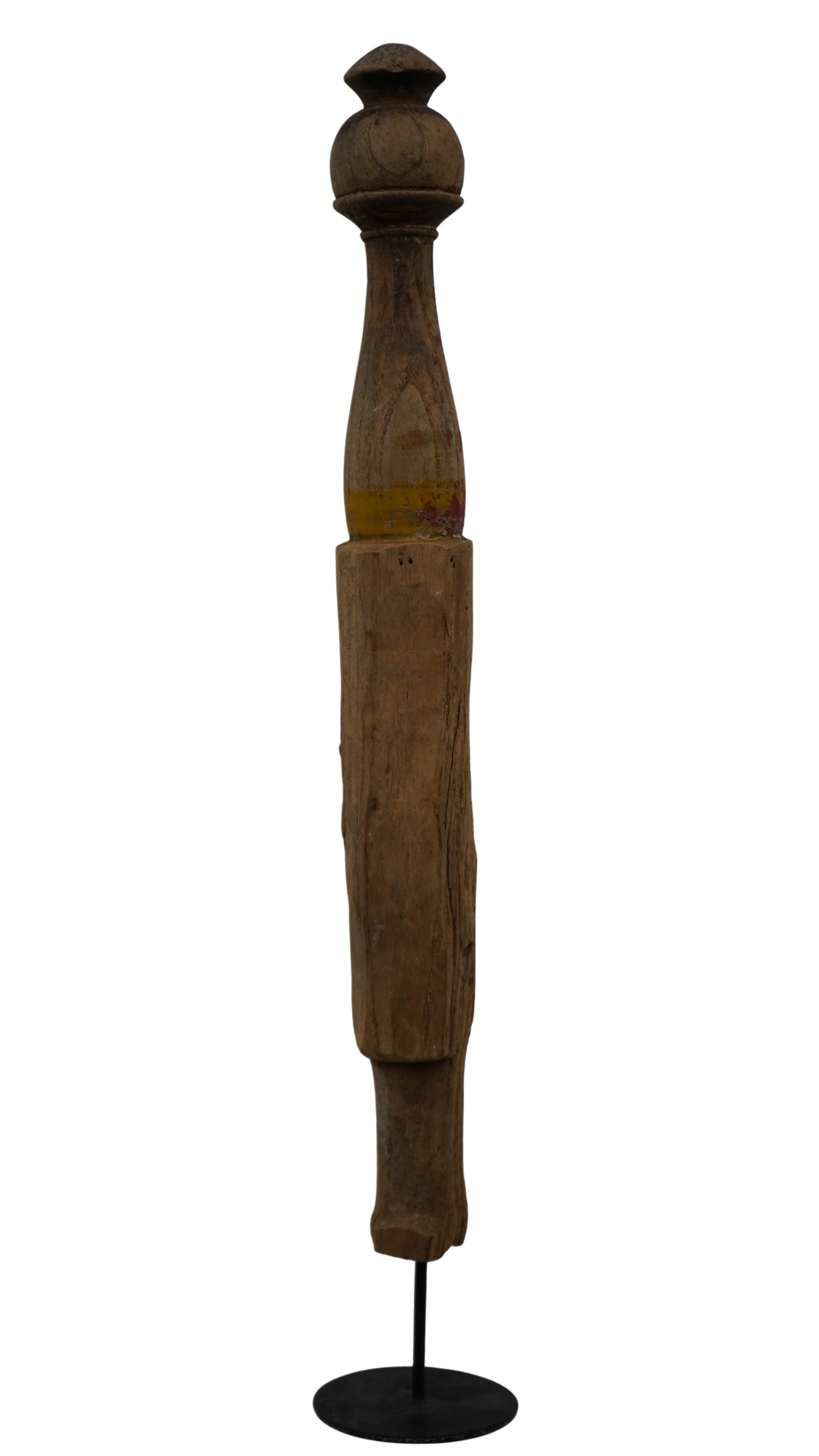 bemaltes Holzfragment auf Stab