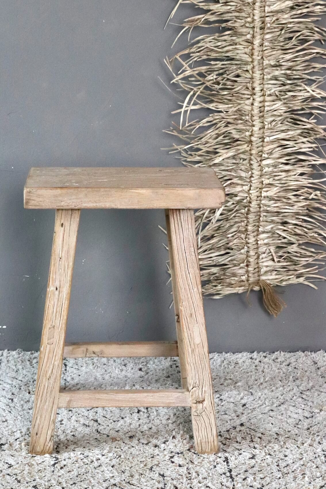 Hocker aus recyceltem Ulmenholz