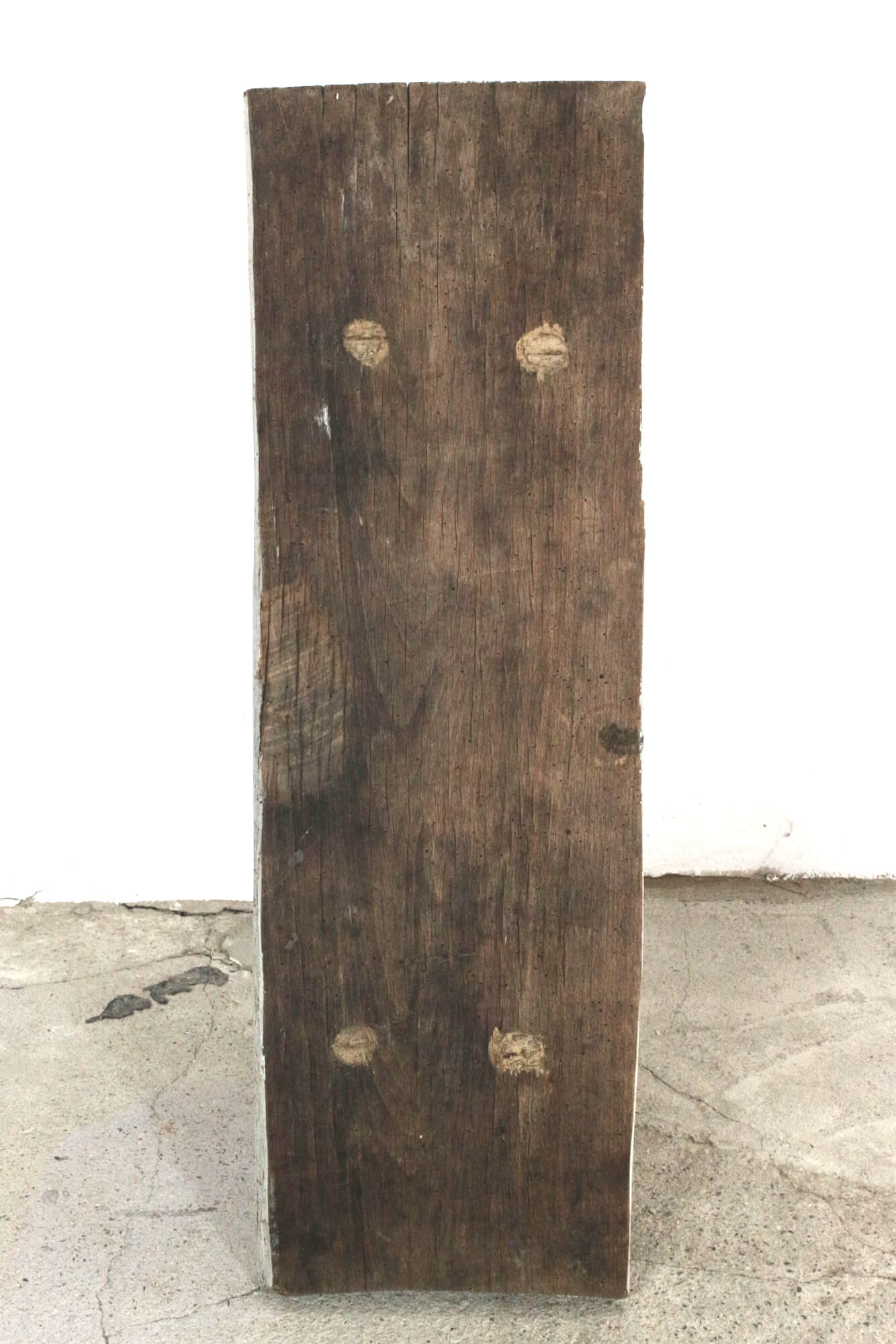 Alte Holzbank mit weißen Beinen, 93 cm Alte Holzbank mit weißen Beinen, 93 cm