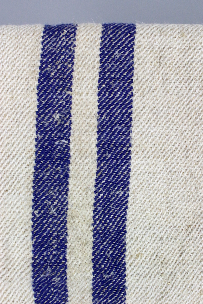 Alter Getreidesack mit blauen Streifen Alter Getreidesack mit blauen Streifen