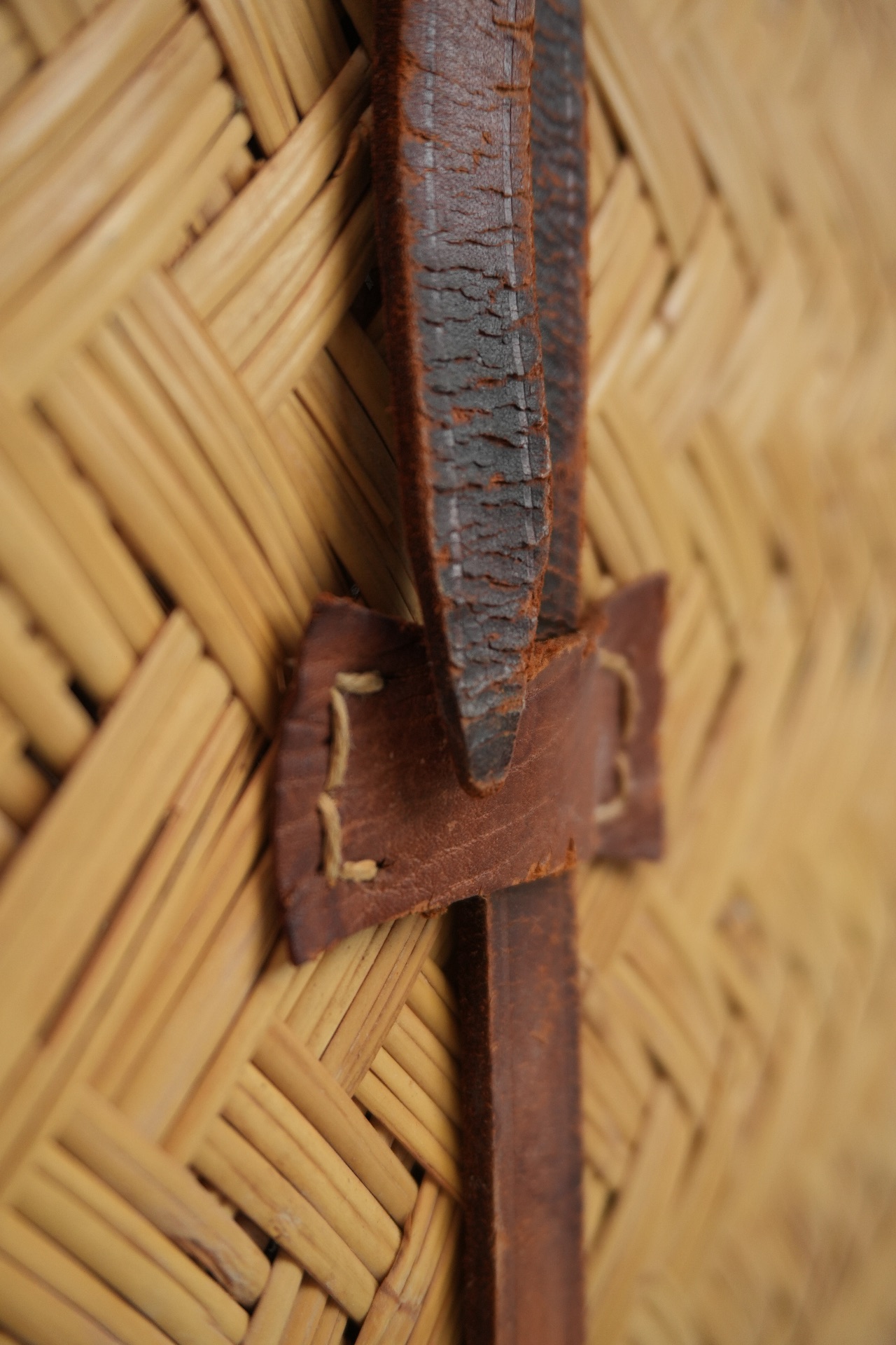 Vintage Korbkoffer aus Naturgeflecht – mit Lederriemen