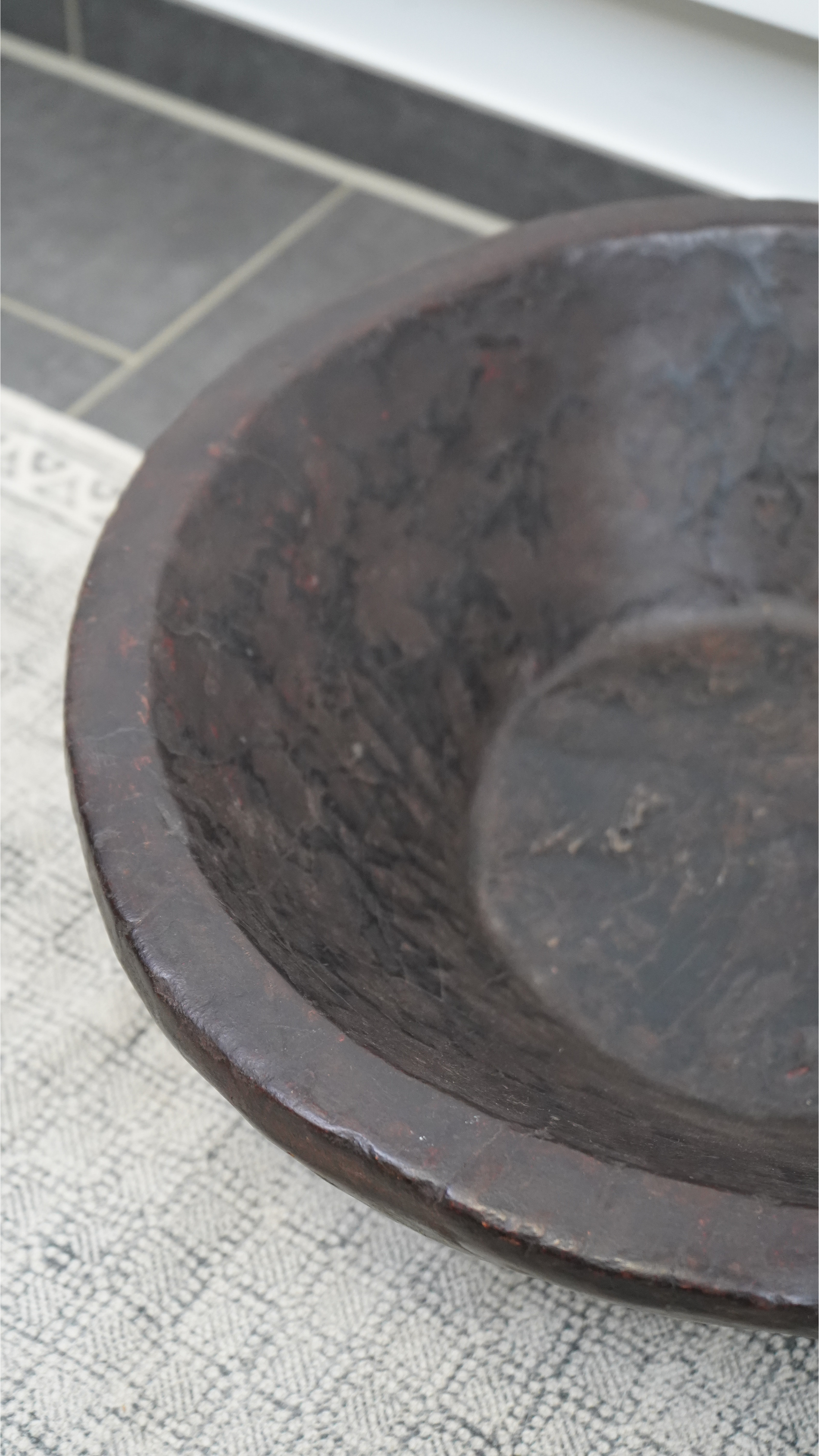 UMBRA – Monumentale Holzschale mit tiefdunkler Patina und archaischem Charakter