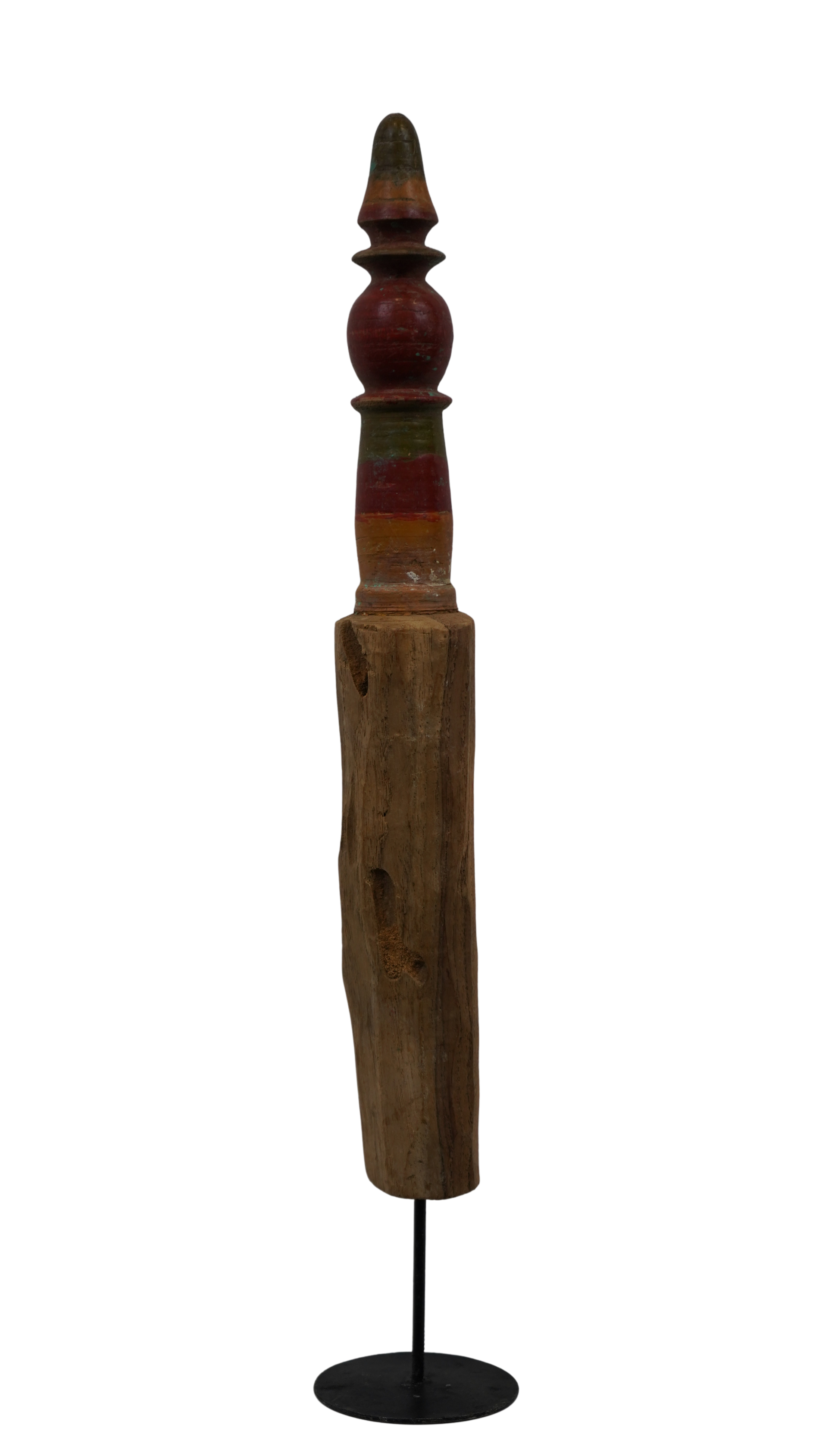 Antikes Holzfragment auf Standfuß