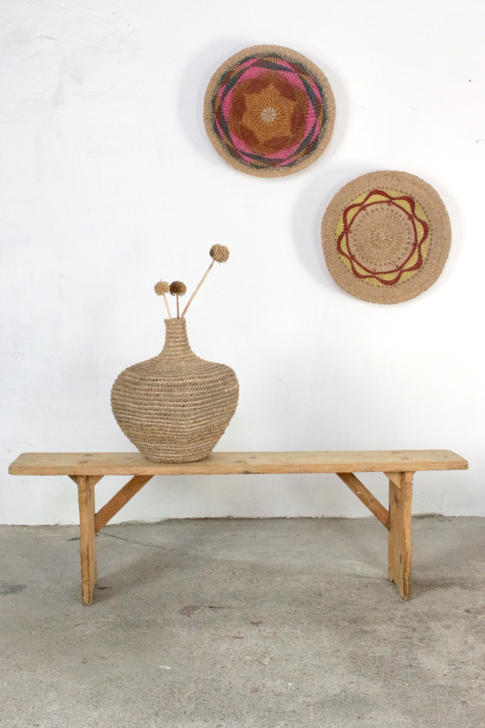 Wandkorb aus Jute, flacher jutekorb mit buntem muster, wall hanging basket, wall basket, wall decoration basket, alte bauernbank, bank mit bunten wandkörben Wandkorb aus Jute ø 60 cm