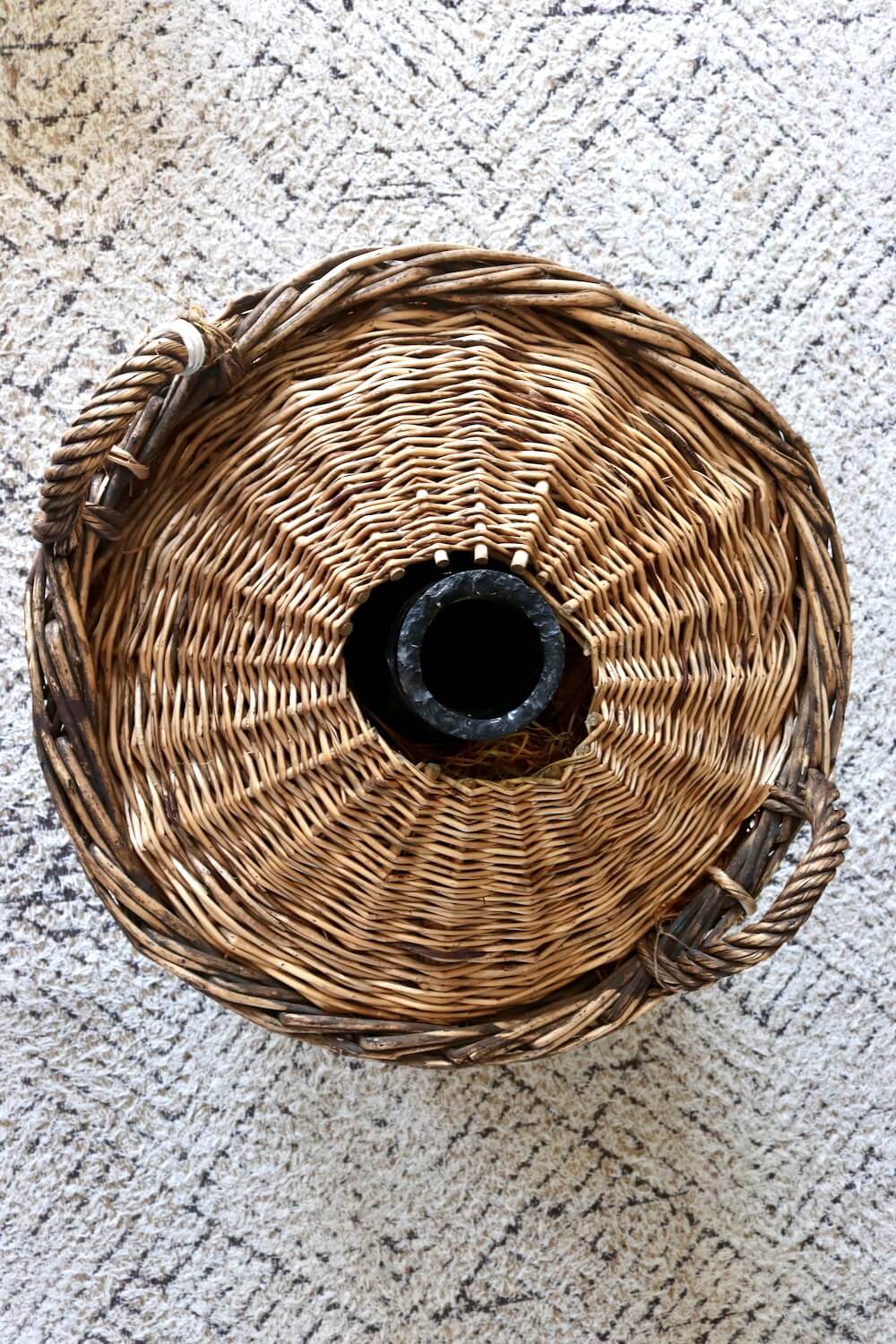 Großer Biedermeier Weinballon im Korb Großer Biedermeier Weinballon im Korb