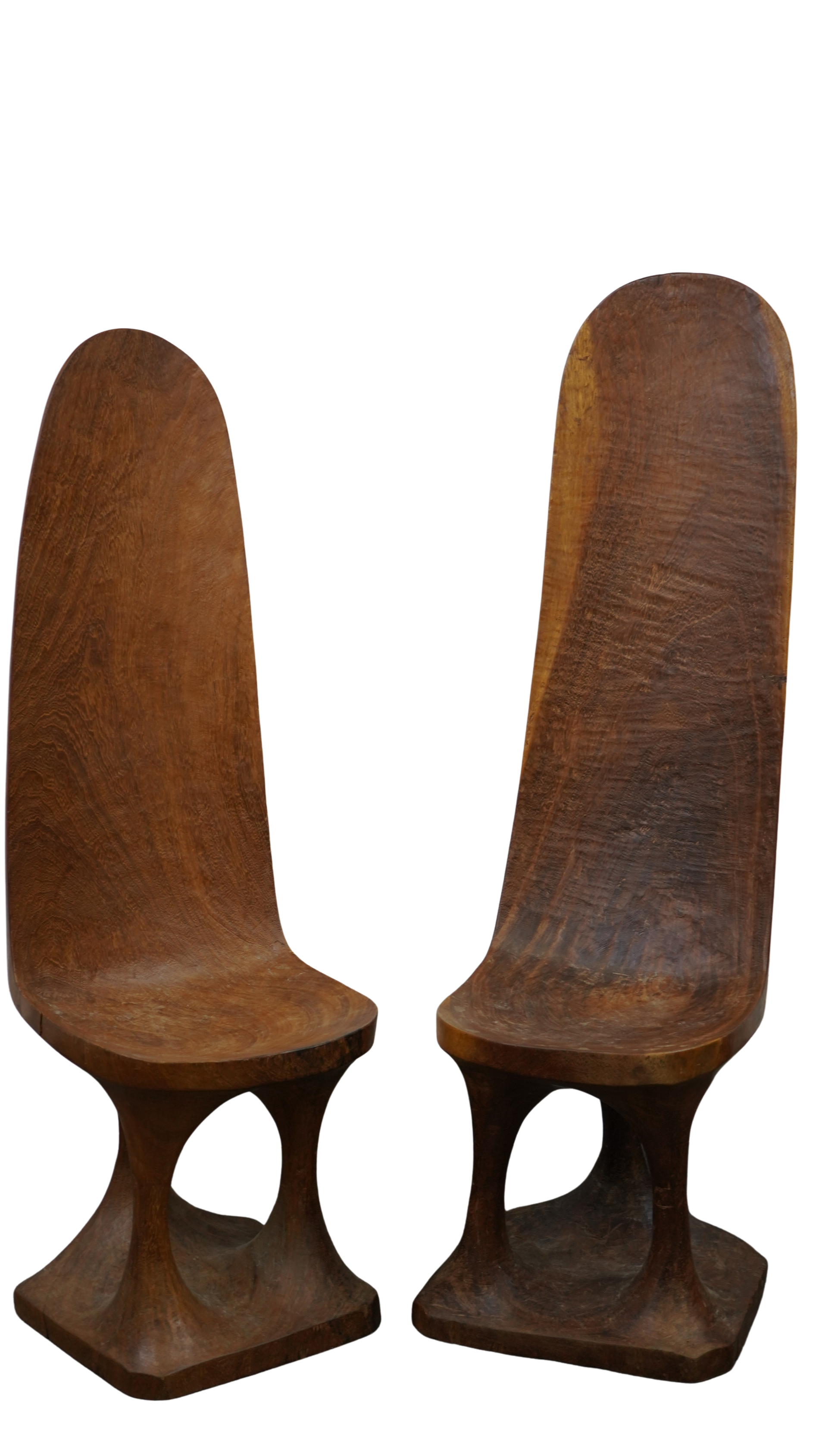 Handgeschnitzter Holzstuhl mit hoher Lehne