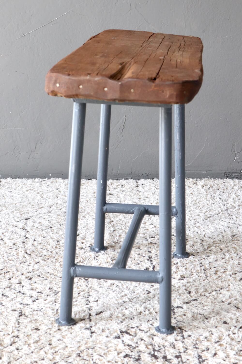 Vintage Hocker mit Metallgestell Vintage Hocker mit Metallgestell