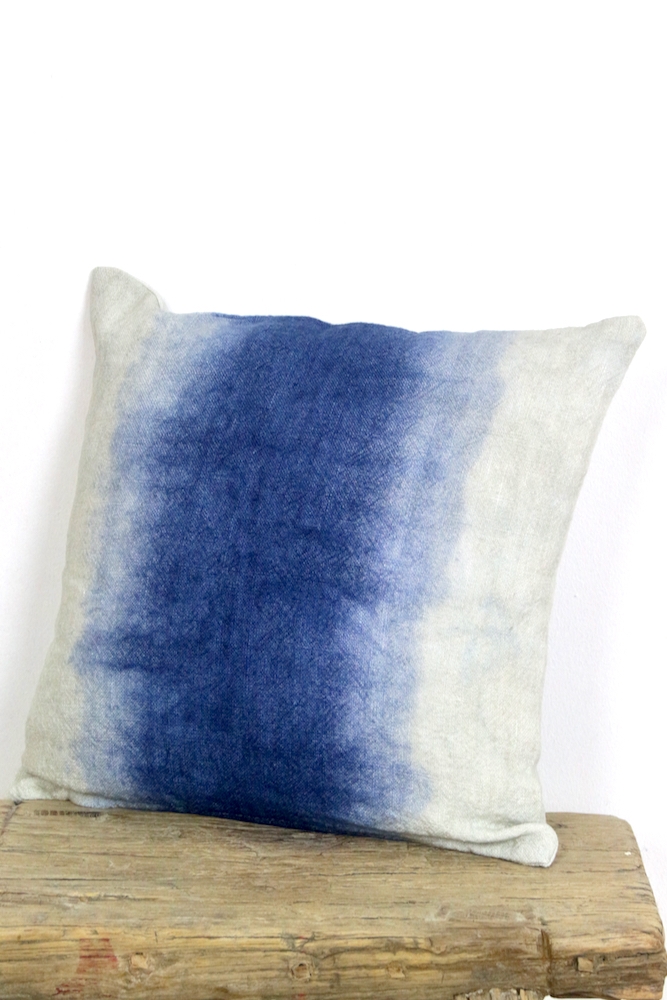 Linen batik cushion did dye blue and white Batikkissen Leinen weiß Indigo 35x35
