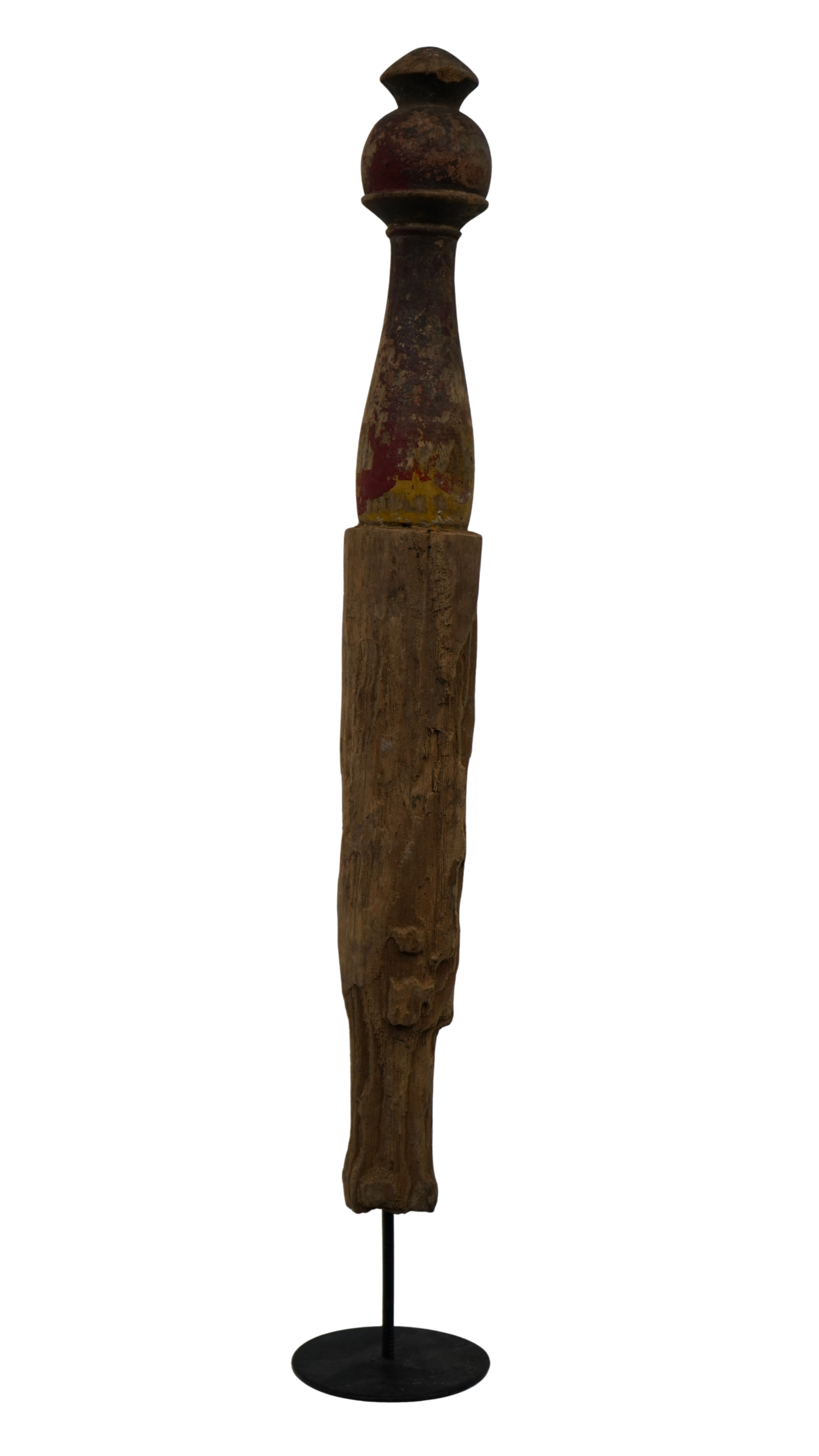 bemaltes Holzfragment auf Stab