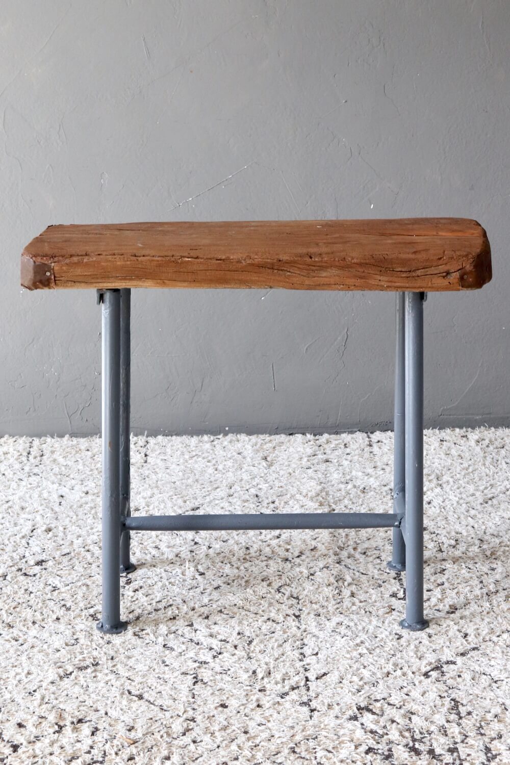 Vintage Hocker mit Metallgestell Vintage Hocker mit Metallgestell