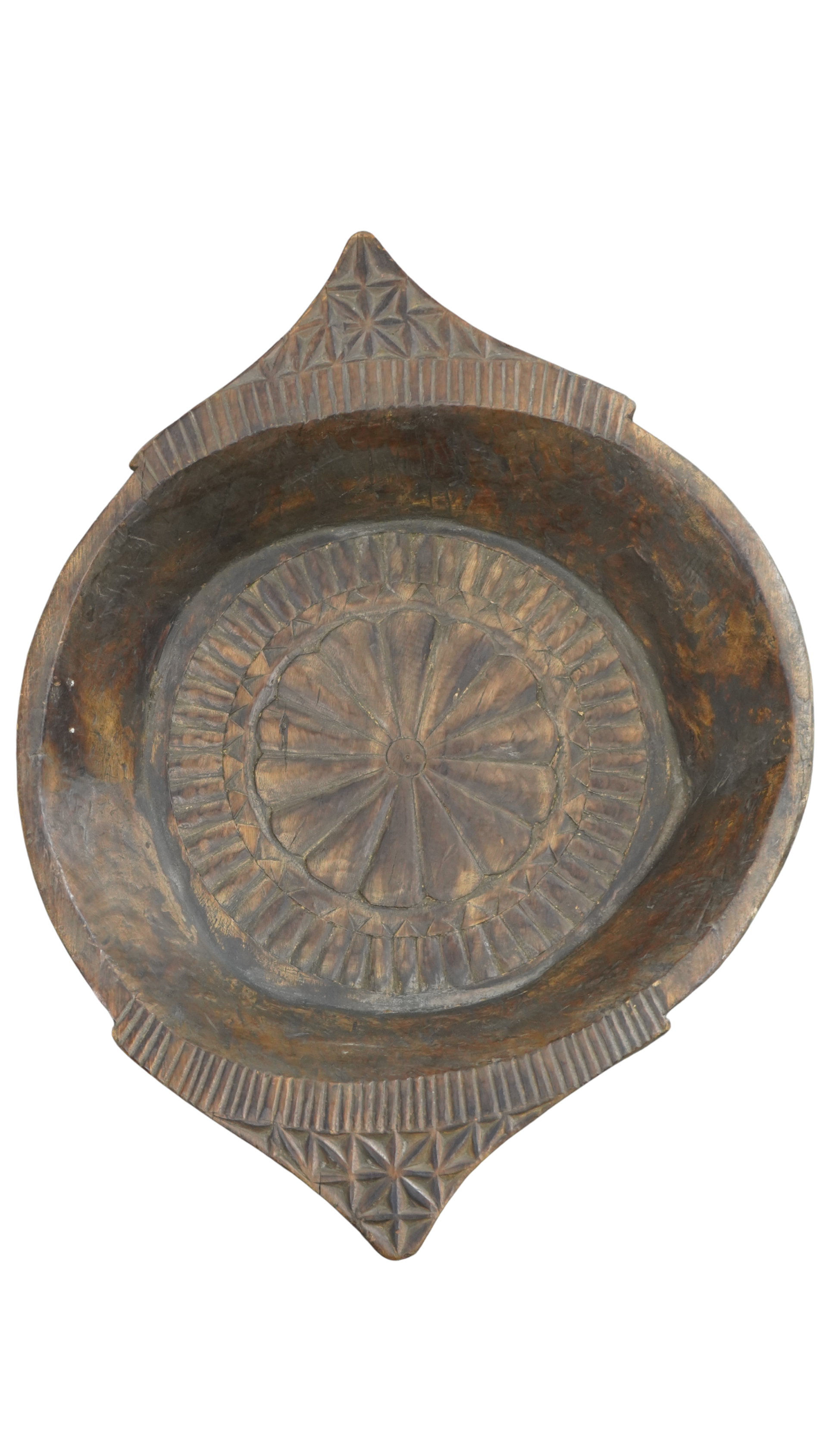 Geschnitzte Holzschale mit Sternmotiv, oval