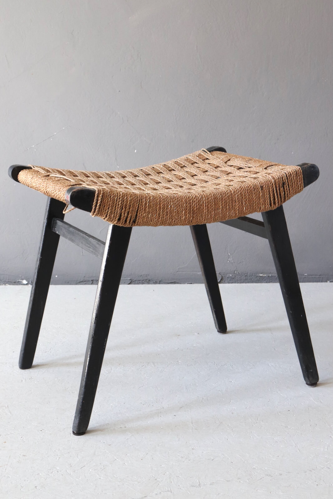 Mid-Century Hocker mit Geflecht Mid-Century Hocker mit Geflecht