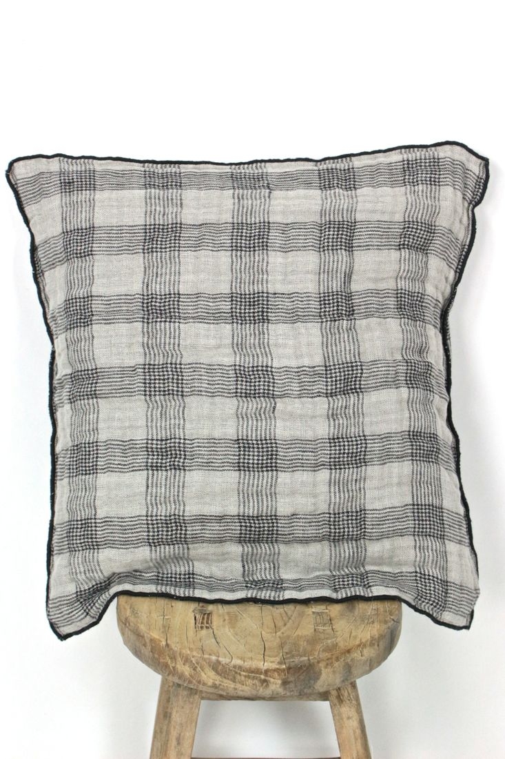 natural colored linen cushion with checks Leinenkissen Natur mit schwarzen Karos, 50x50