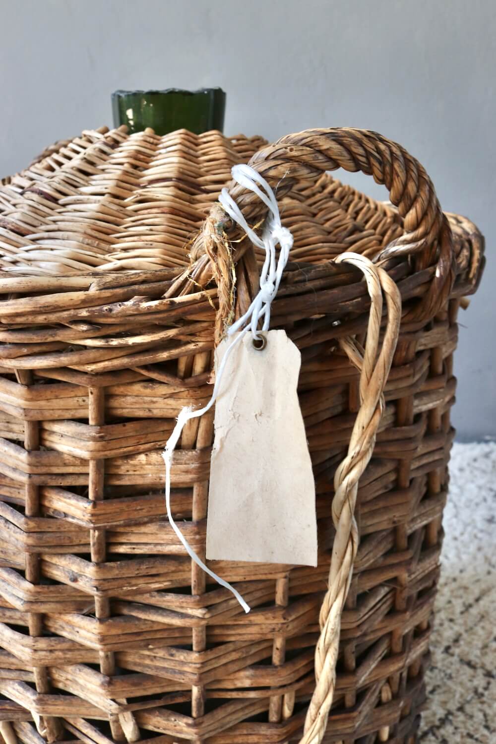 Großer Biedermeier Weinballon im Korb Großer Biedermeier Weinballon im Korb