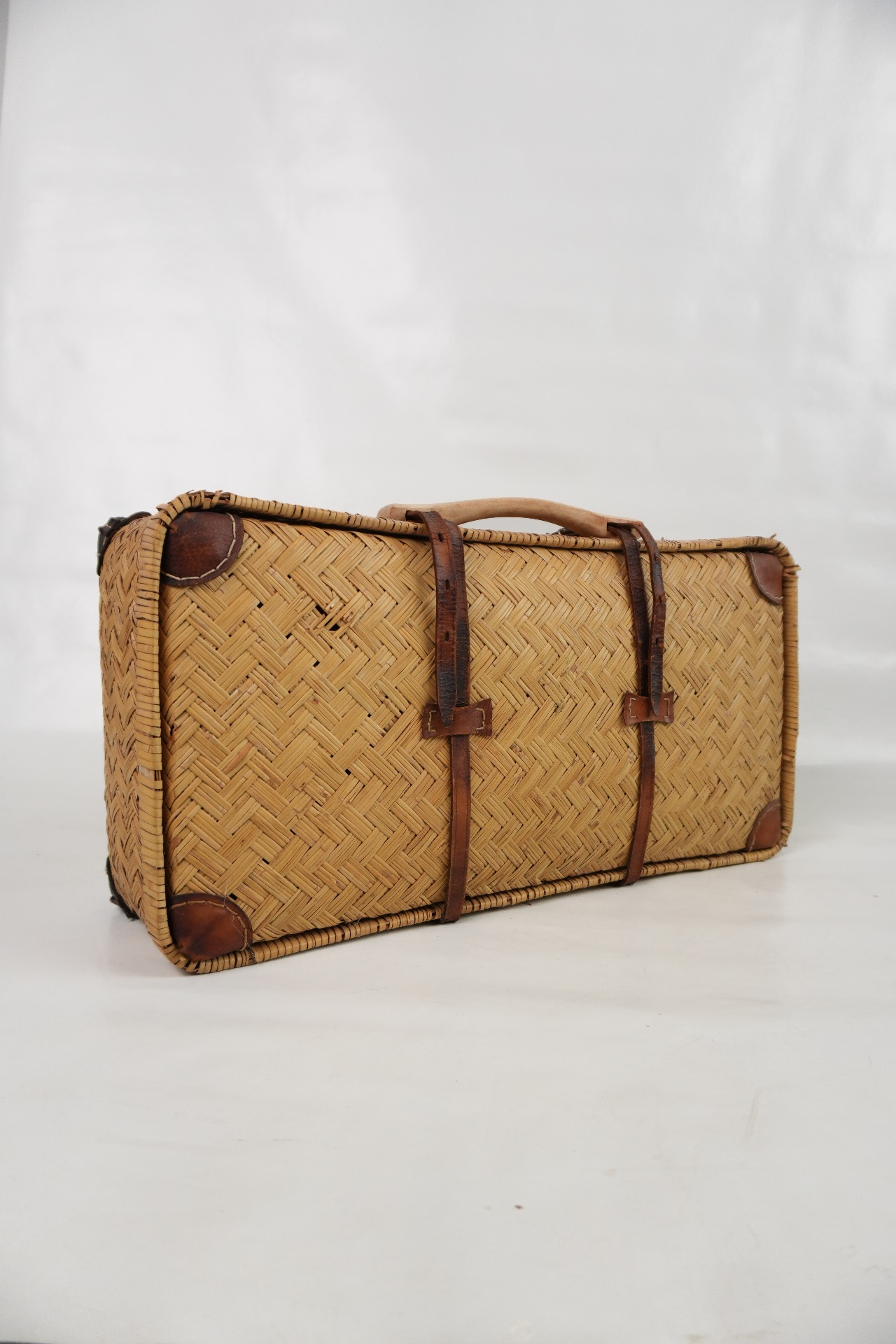 Vintage Korbkoffer aus Naturgeflecht – mit Lederriemen