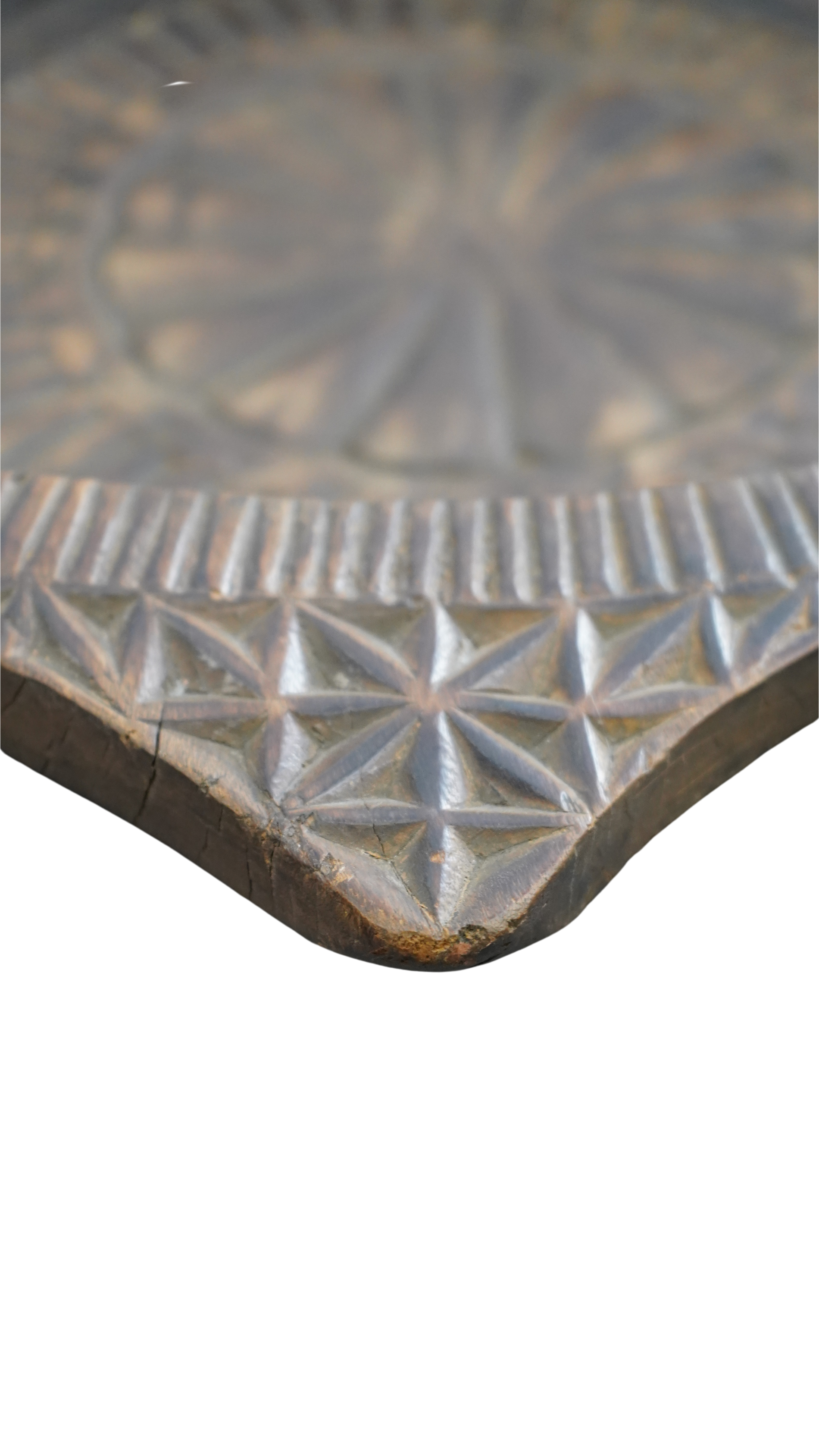 Geschnitzte Holzschale mit Sternmotiv, oval