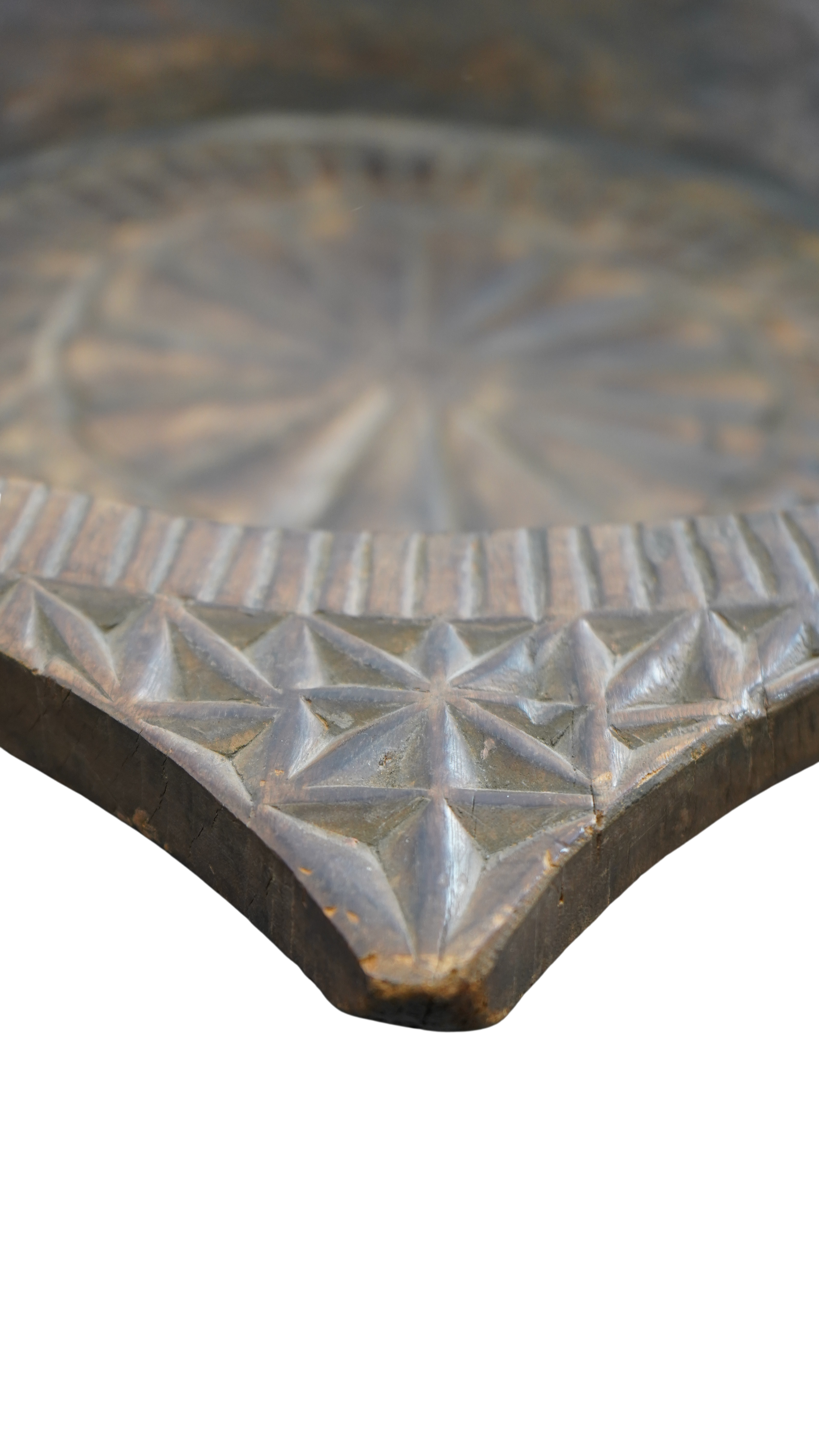 Geschnitzte Holzschale mit Sternmotiv, oval