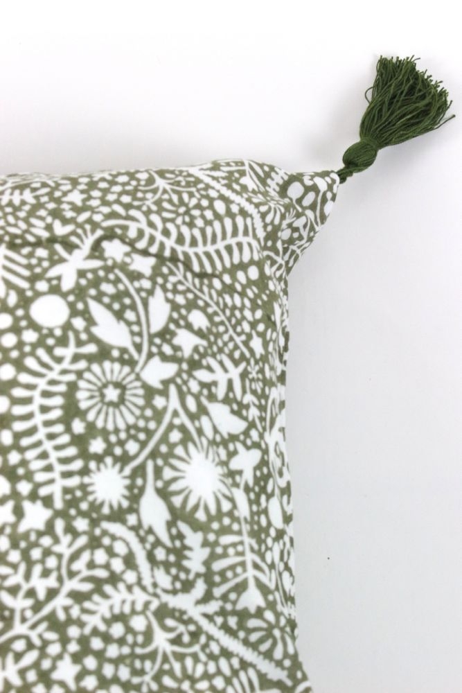 Bommelkissen mit weißgrünem Muster Boho Kissen weiß olivgrün, 40x60