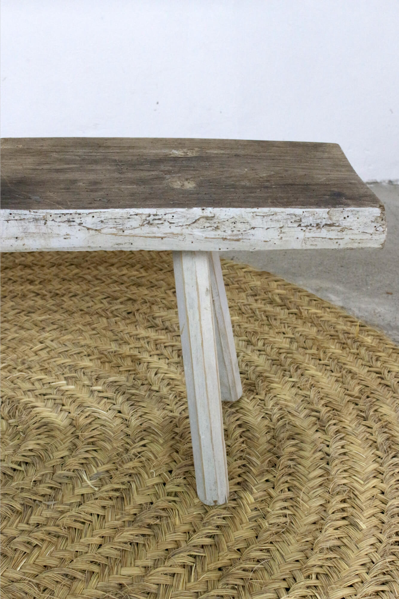 Alte Holzbank mit weißen Beinen, 93 cm Alte Holzbank mit weißen Beinen, 93 cm