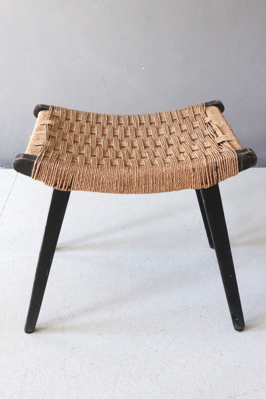 Mid-Century Hocker mit Geflecht Mid-Century Hocker mit Geflecht
