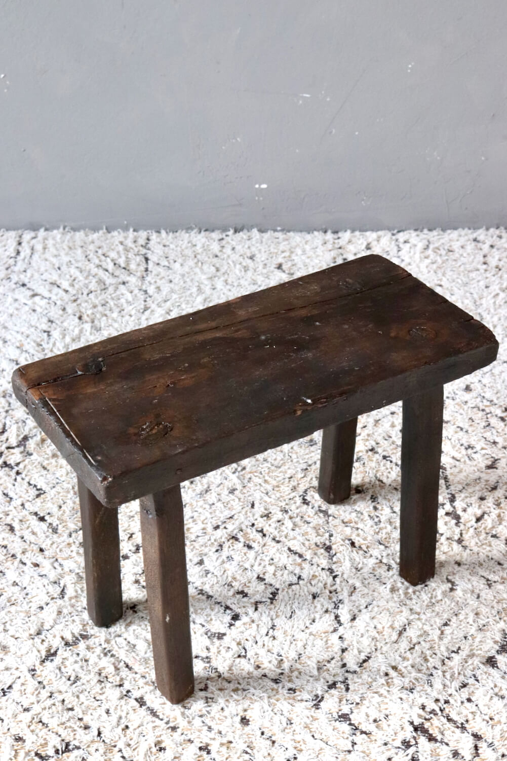 Alter Holzhocker dunkelbraun Alter Holzhocker dunkelbraun