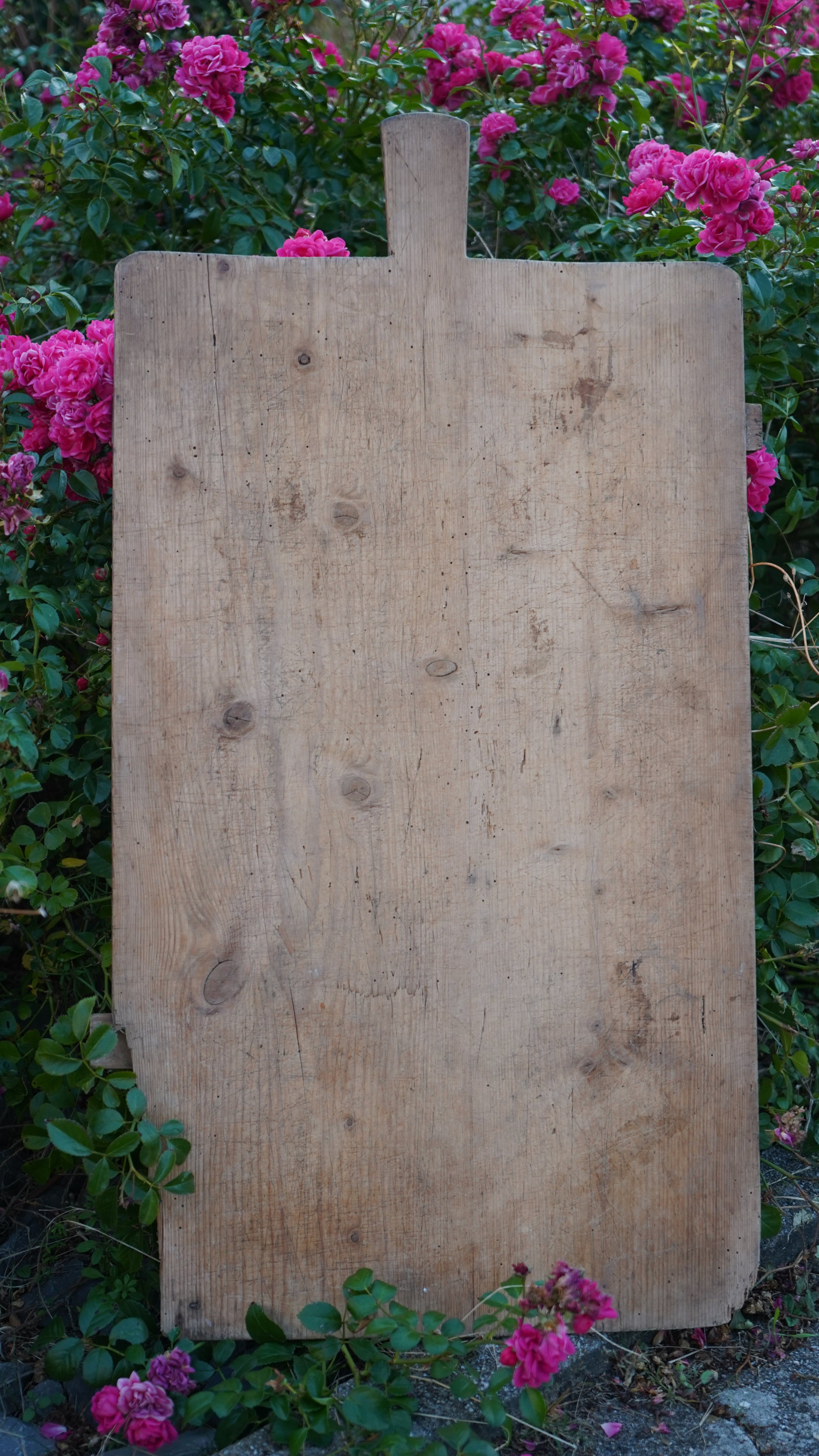 Großes altes Backbrett aus Holz mit Griff