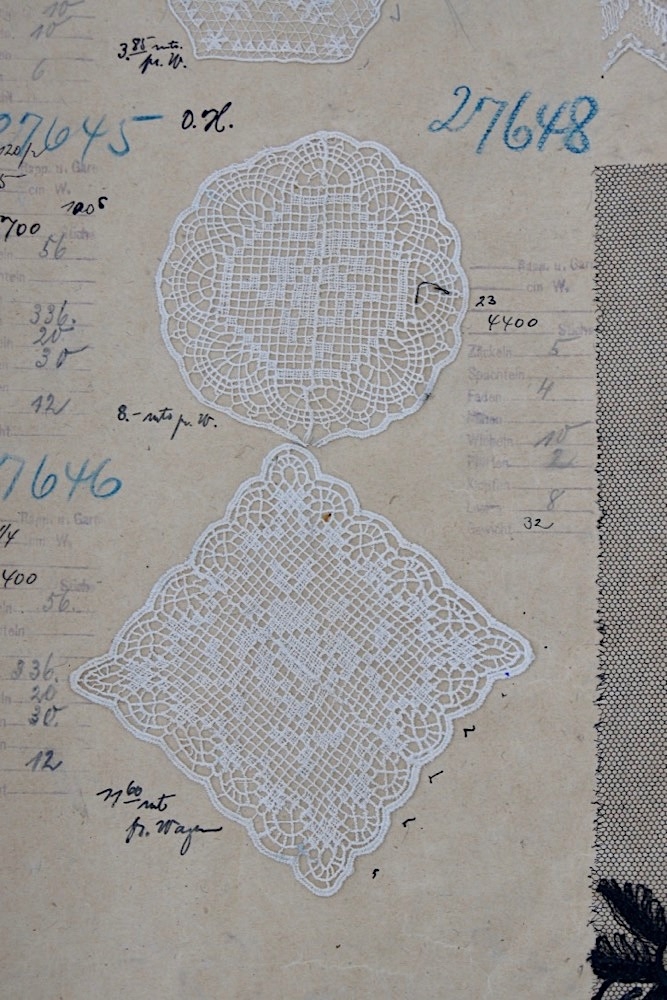 buch, alt, antik, musterbuch, spitzen, spitzenmuster, embroidery, sample, book, old, antique, ancient, antiquariat, bücher, antiquität Antikes Buch mit Spitzenmustern