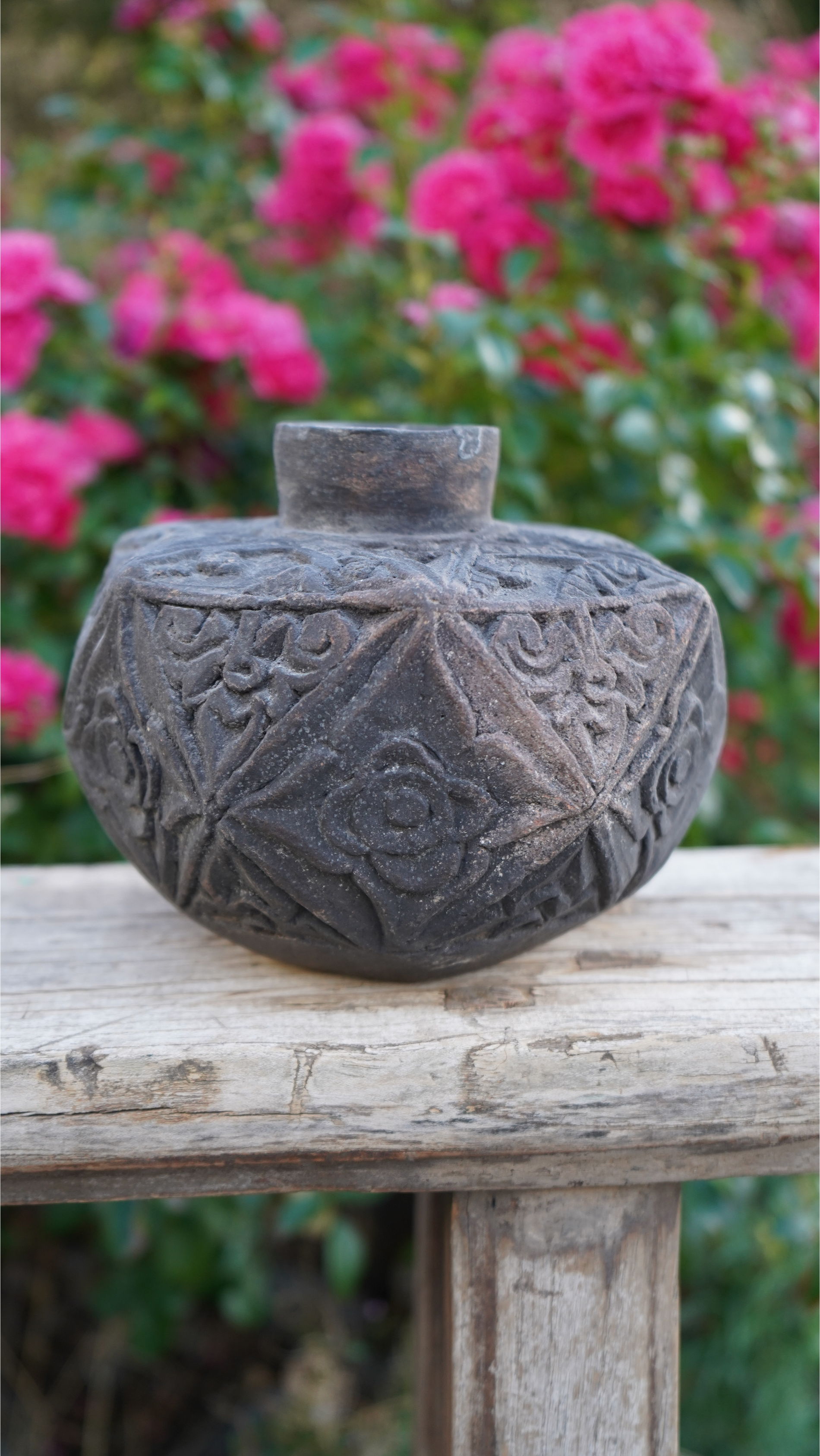 Skulpturale Vintage-Vase mit floralen Reliefs – Charaktervolles Dekorationsobjekt in Steingrau