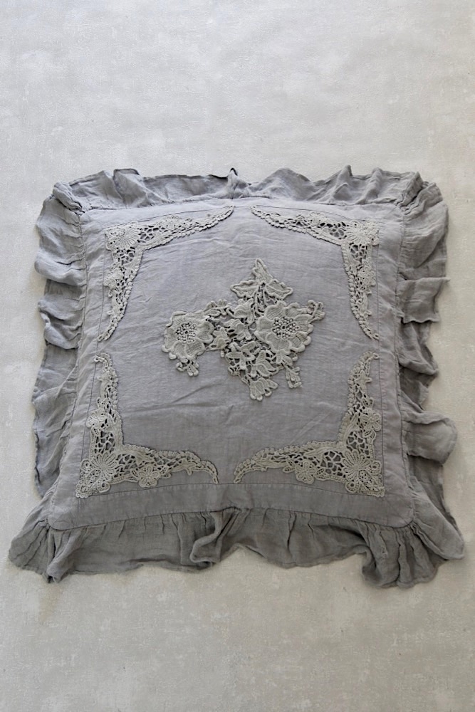 linen, cushion, laces, emroidery, grey, france, french, romantique, shabby chic, leinen, kissen, grau, spitzen, stickereien, romantisch, amandine de brevelay, rachel ashwell Leinenkissen mit Rüschen und Spitze, grau, 60x60
