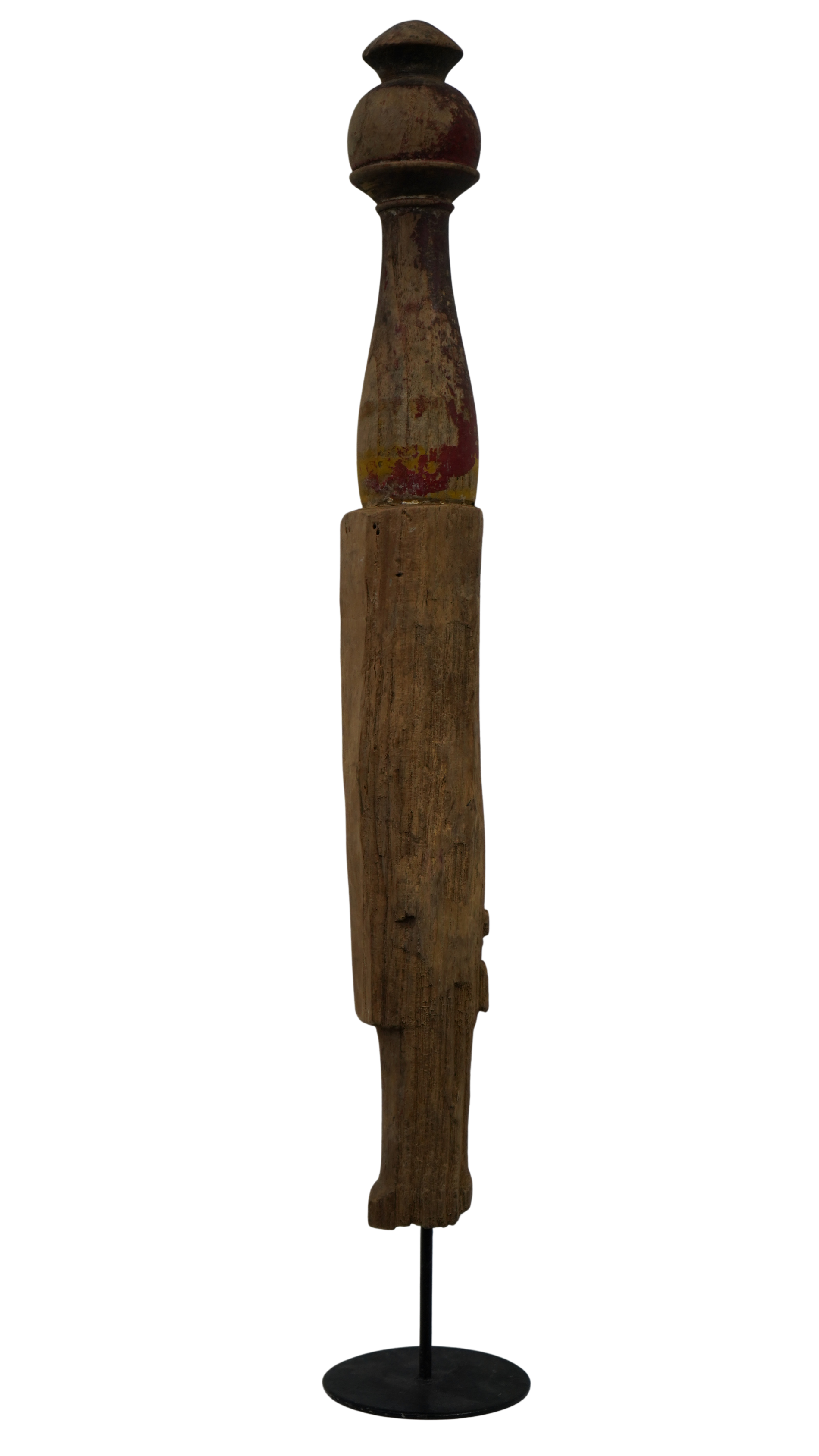 bemaltes Holzfragment auf Stab