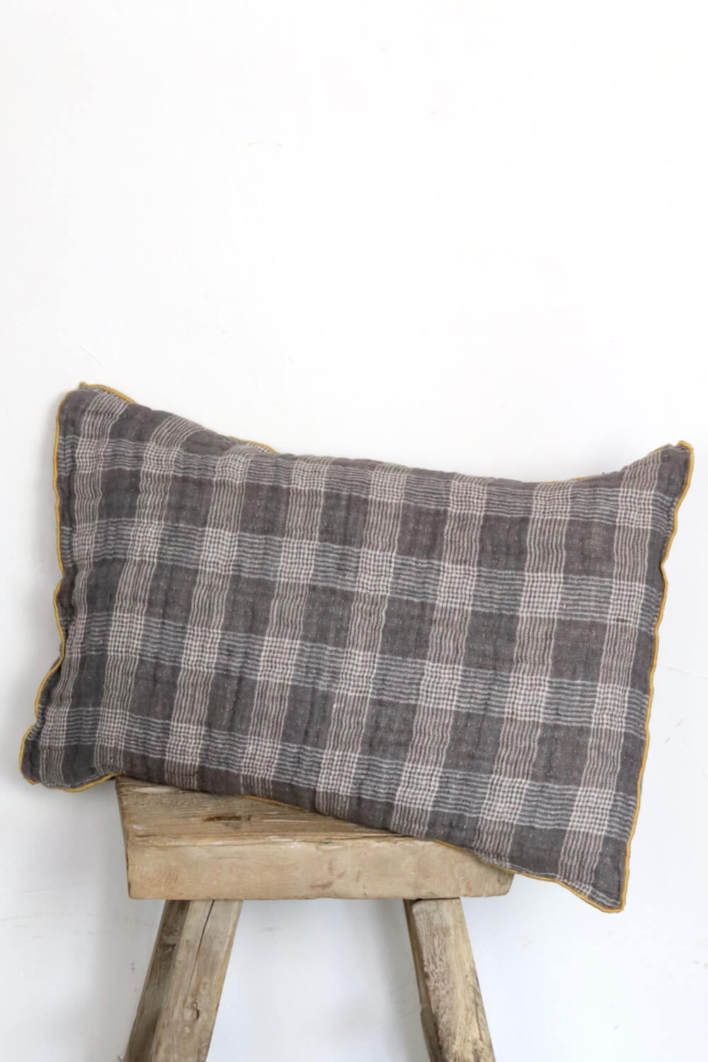 Linen cushion grey chequered, 60x40