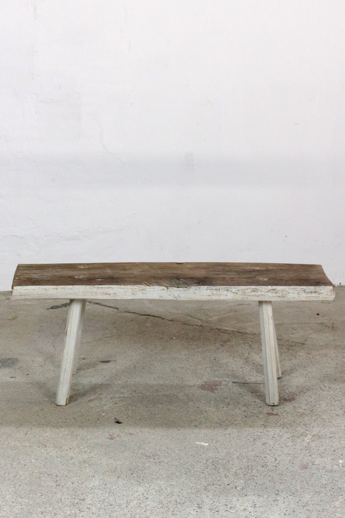 Alte Holzbank mit weißen Beinen, 93 cm Alte Holzbank mit weißen Beinen, 93 cm