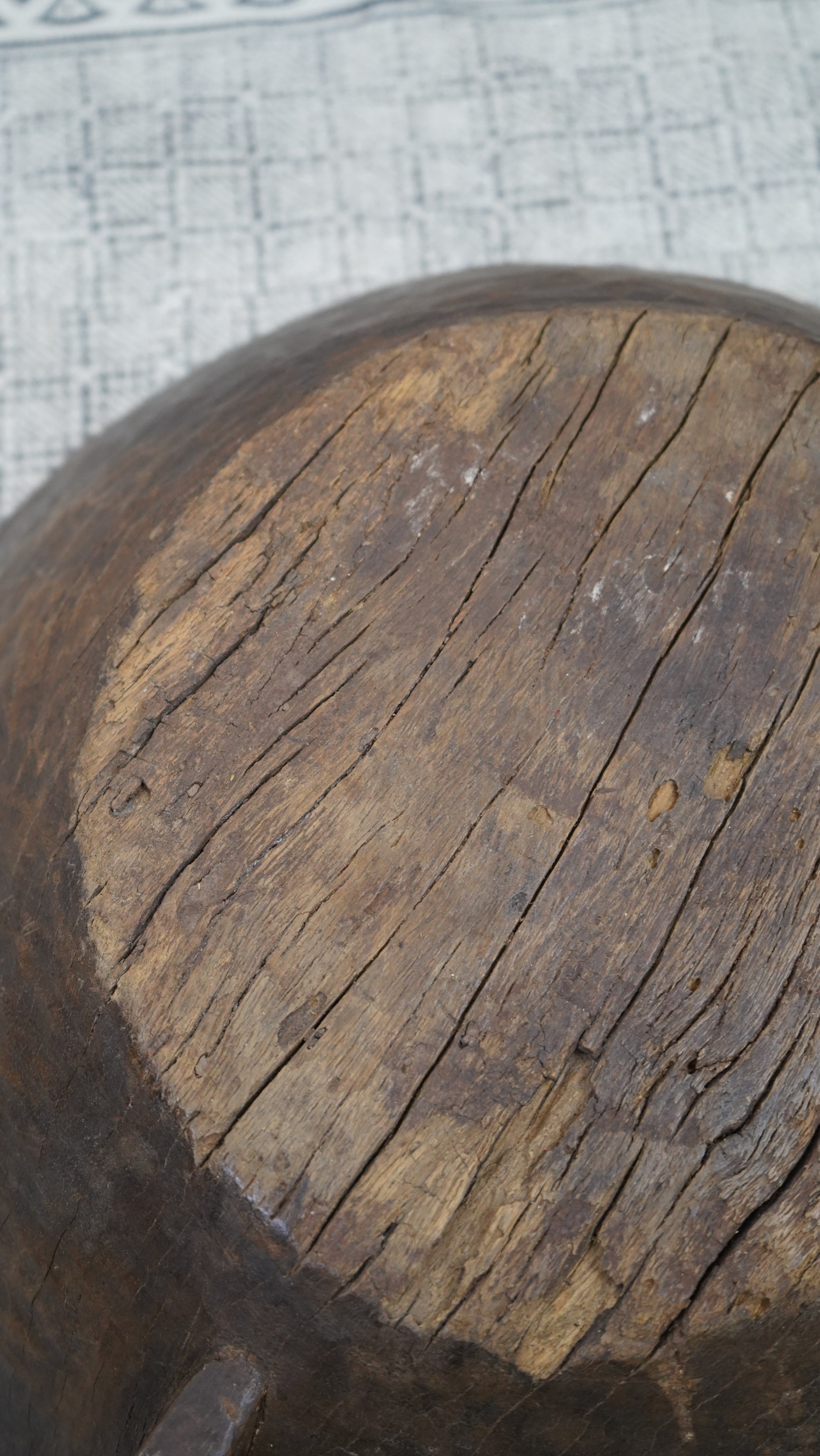 Große Vintage-Holzschale ORIGO – dunkel patiniert mit rustikaler Holzstruktur 50 cm