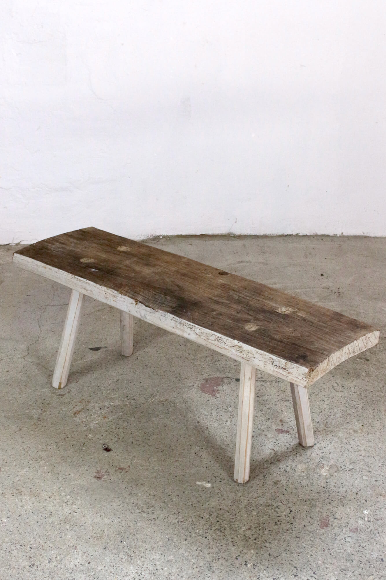 Alte Holzbank mit weißen Beinen, 93 cm Alte Holzbank mit weißen Beinen, 93 cm