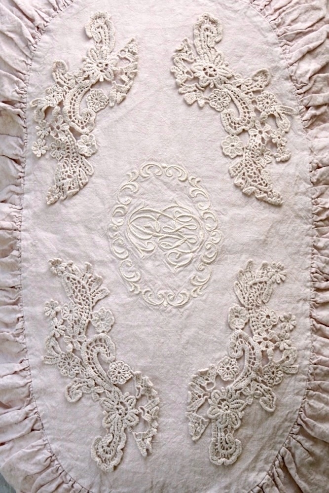 linen ruffle cushion with embroideries oval Leinenkissen oval mit Spitze, rosa, 45x70