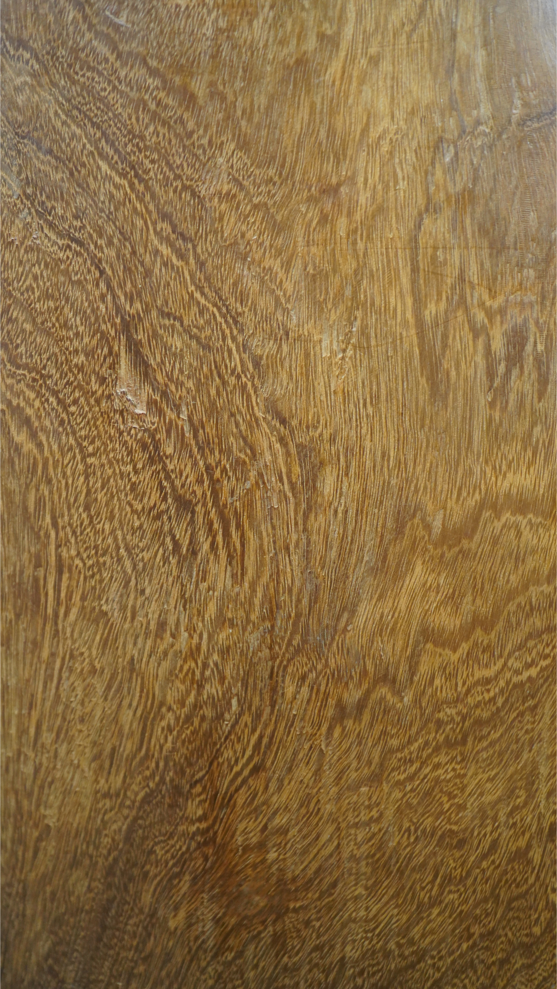 Handgeschnitzter Holzstuhl mit hoher Lehne